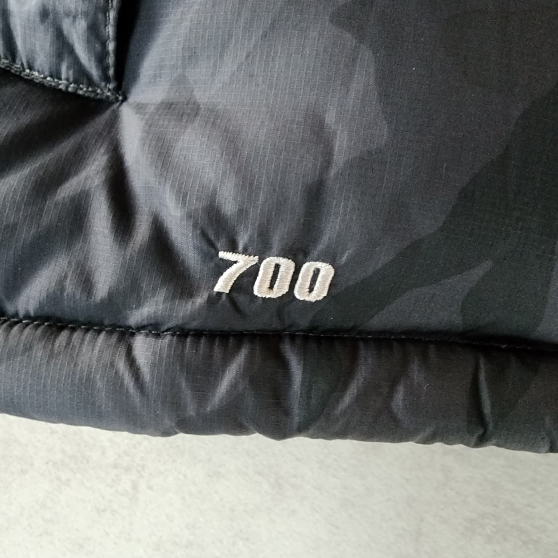 신품급!!일본판 노스페이스 700 눕시조끼 센터로고 카모S(100사이즈) 상품이미지5