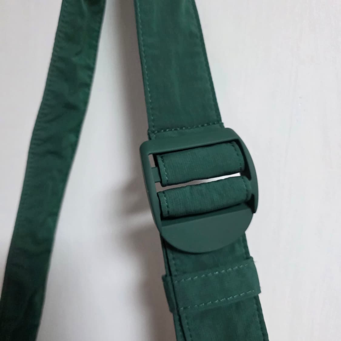 새상품) cos 나일론 크로스바디 새들백 그린 상품이미지6