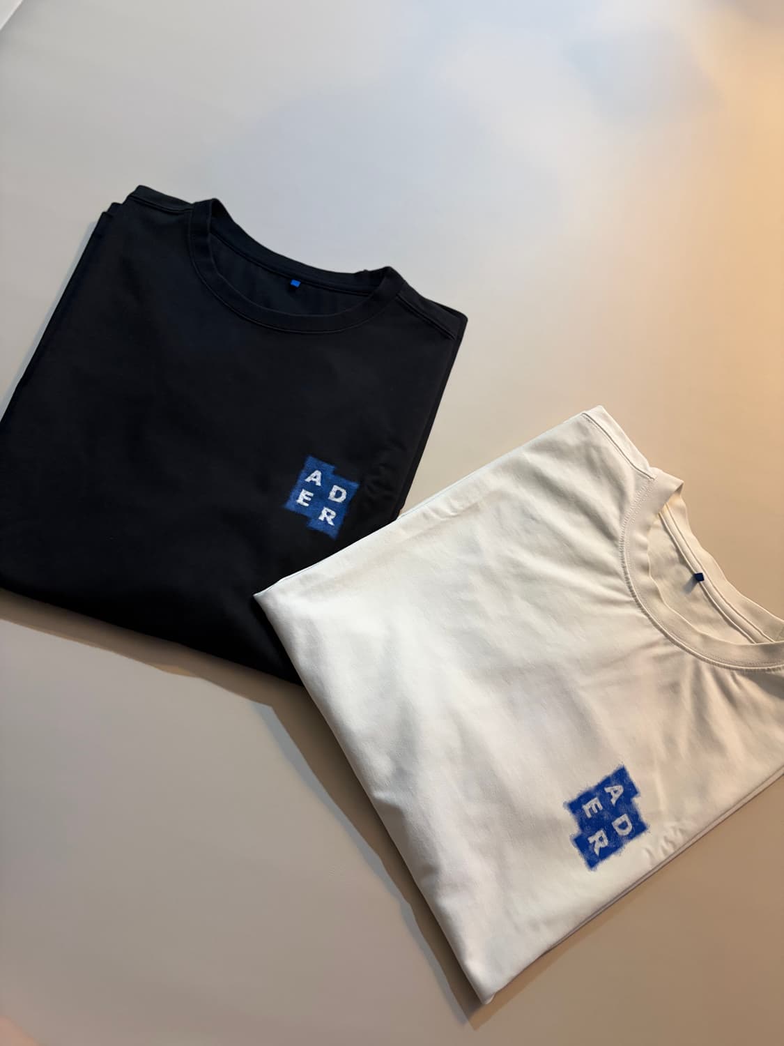 아더에러 시그니피컨트 태그 티셔츠 블랙 화이트 상품이미지1