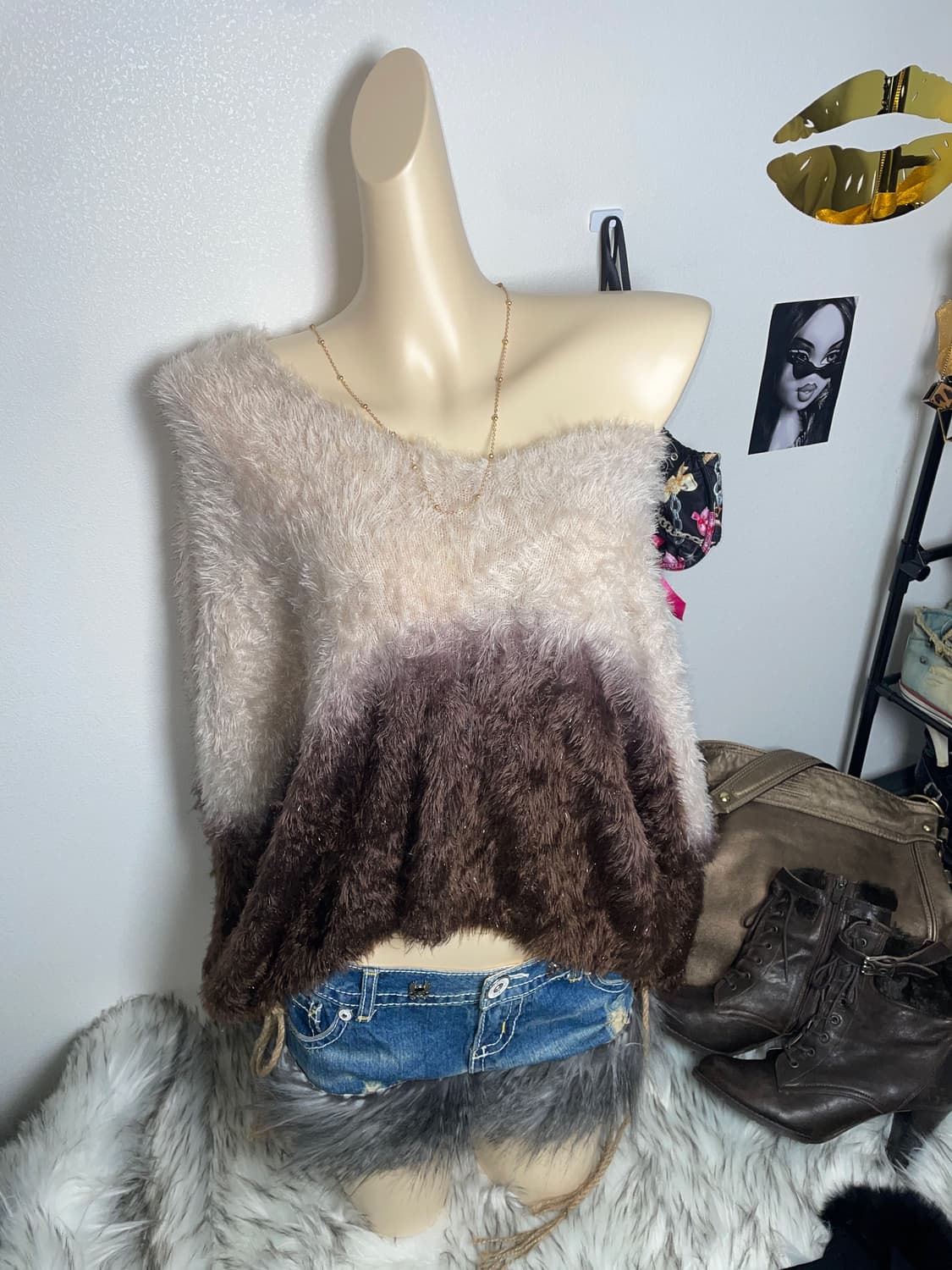 빈티지 그라데이션 오프숄더 퍼 니트 상품이미지1