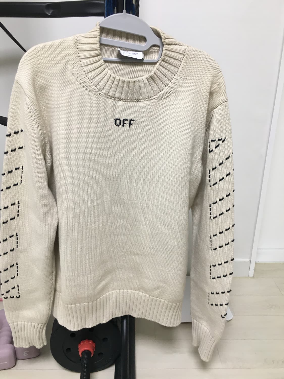 오프화이트 니트 상품이미지1