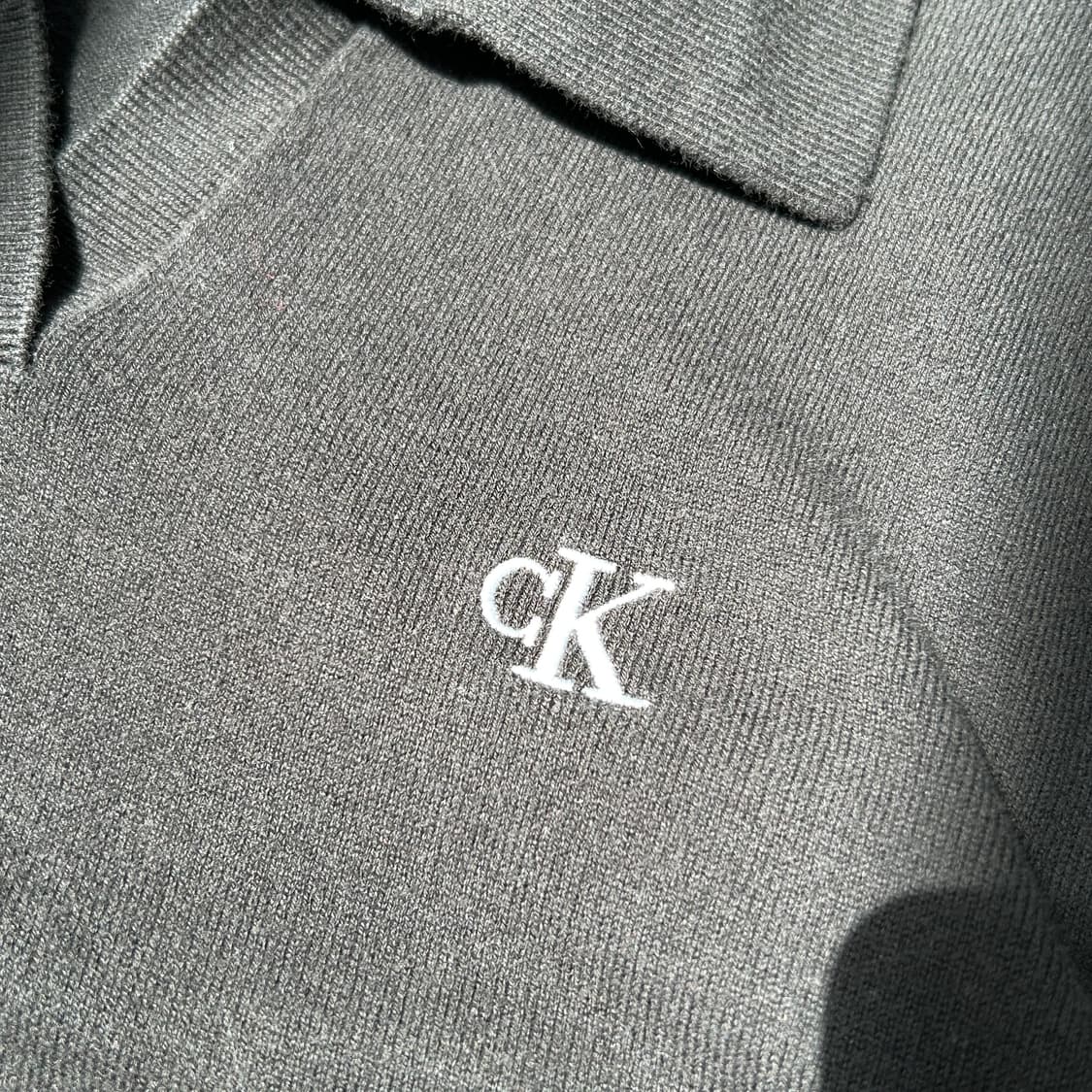 캘빈클라인 블랙 크롭 니트 카라티 상품이미지4