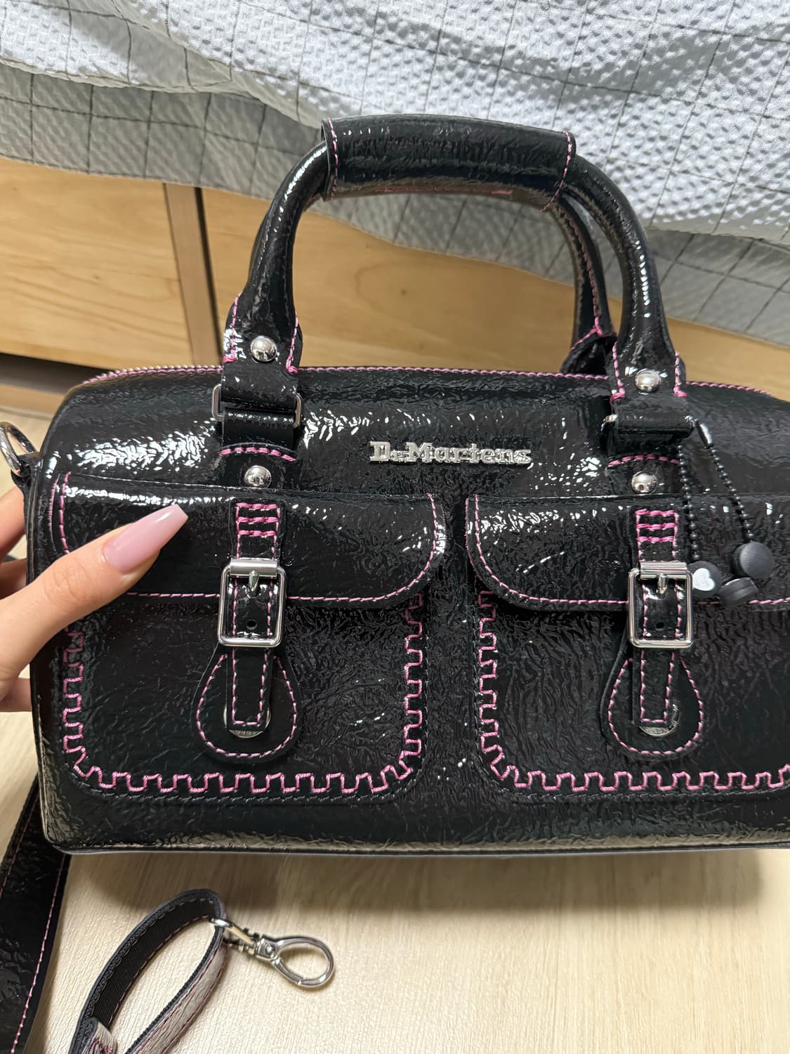 닥터마틴 발렌타인 가방 페이턴트 레더 블랙 에나멜 상품이미지2