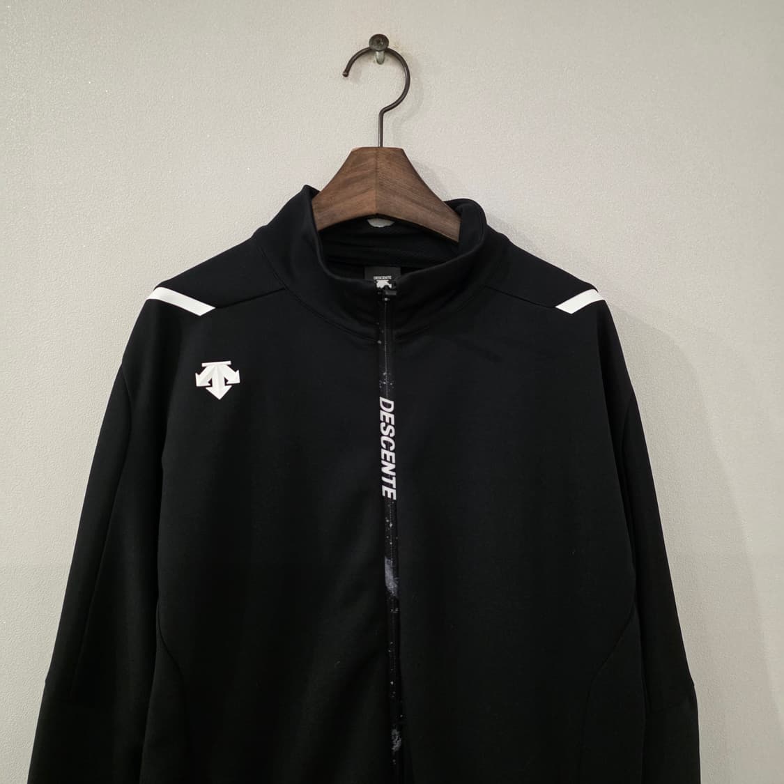 데상트 블랙 남성 집업 자켓 100 상품이미지3