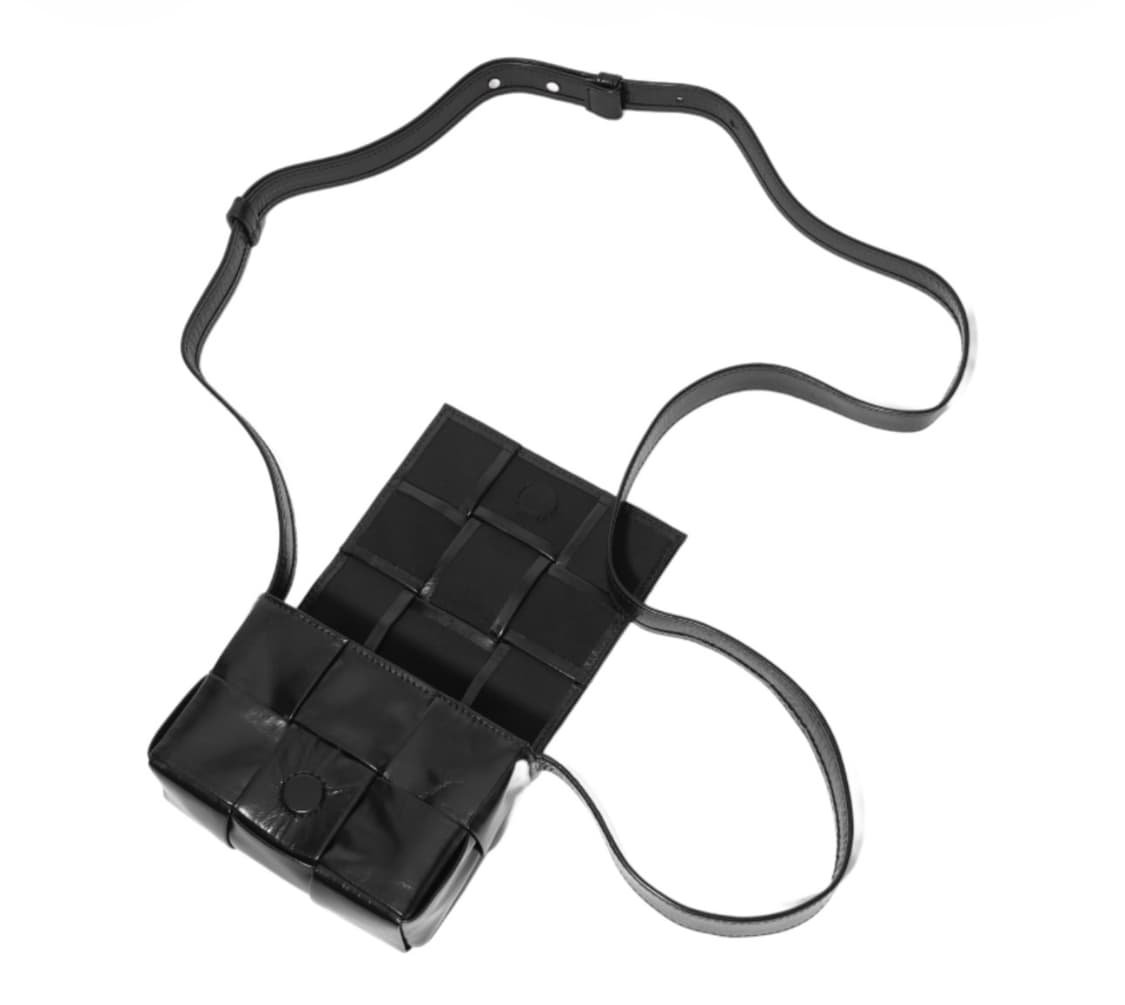 보테가 베네타 미니 레더 카세트백 블랙 상품이미지5