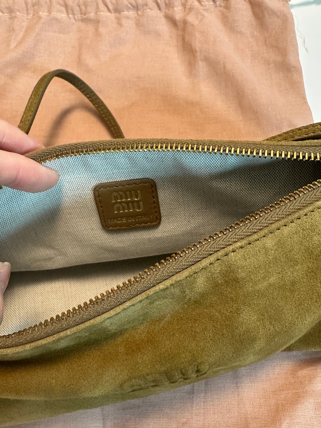 미우미우 스웨이드 레더 포쉐트 미니 토트 숄더백 올리브그린 새상품 상품이미지6