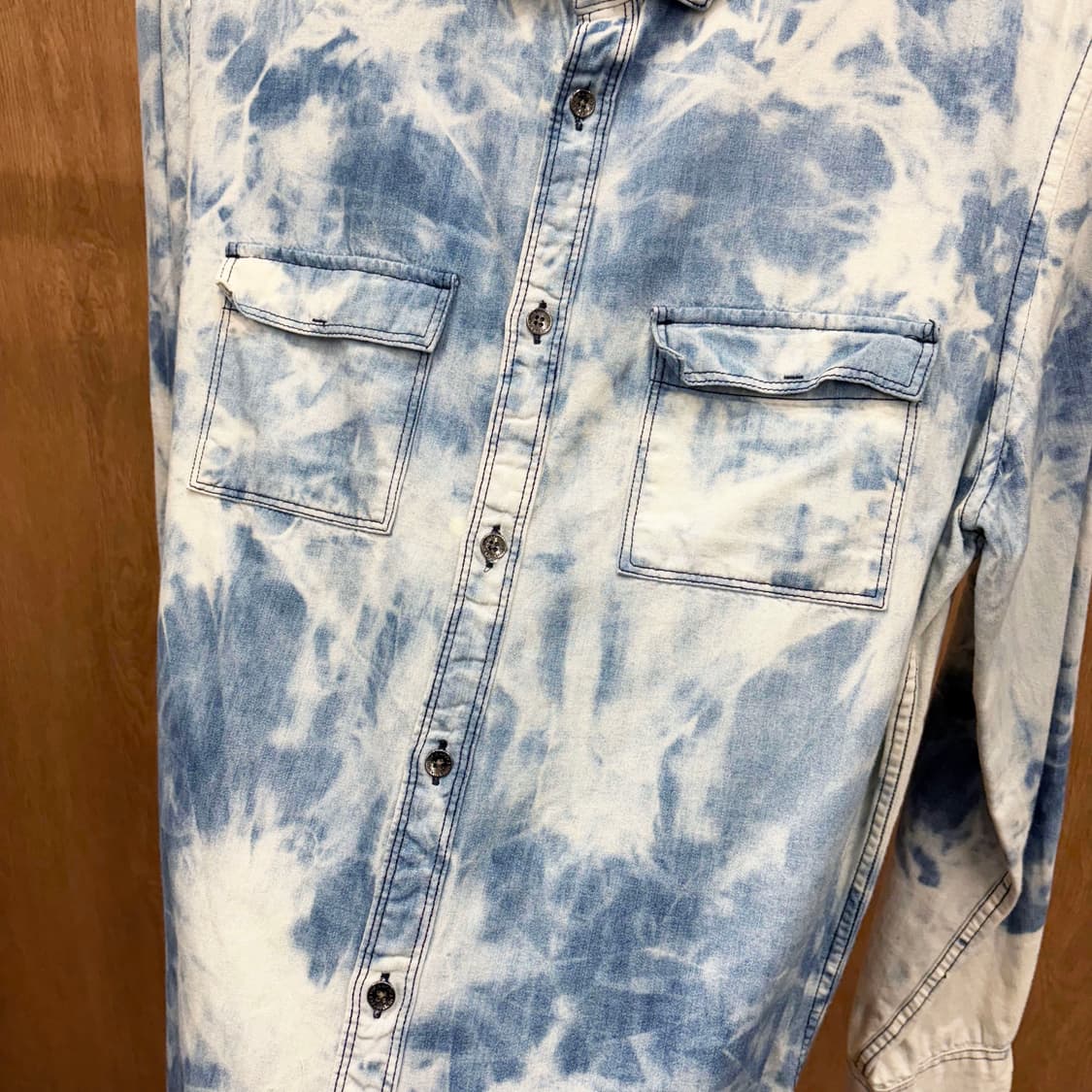 캘빈클라인 클래식 코튼 데님 셔츠 타이다이 워싱 플랩 포켓 디테일 블루 상품이미지6
