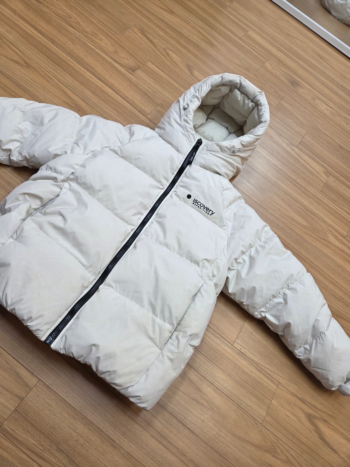 아이보리 색상의 디스커버리 익스페디션 패딩입니다. 150 사이즈로, 7세 상품이미지1