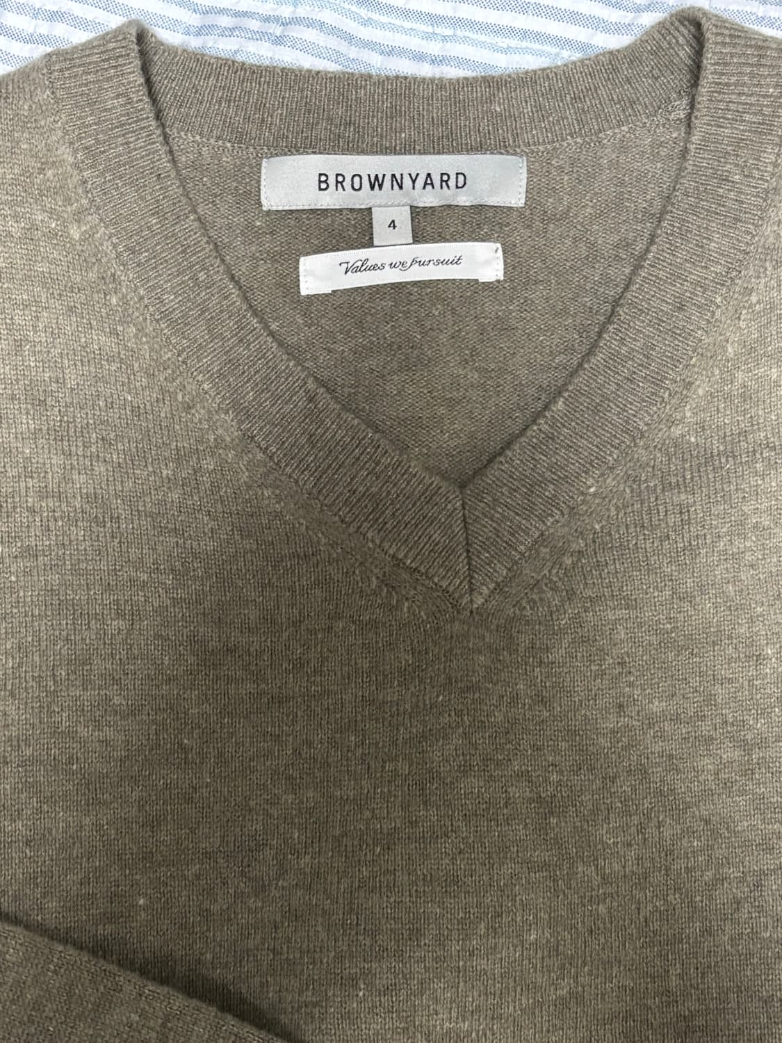 브라운야드 엑스트라 슈퍼파인 울 브이넥 니트-올리브 4사이즈 상품이미지2