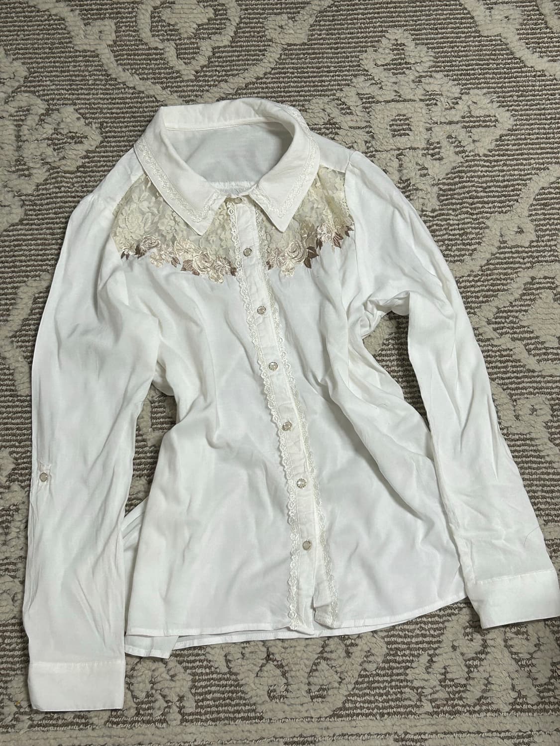 엑시즈팜 시스루플라워 자수디테일 아이보리 셔츠  상품이미지1