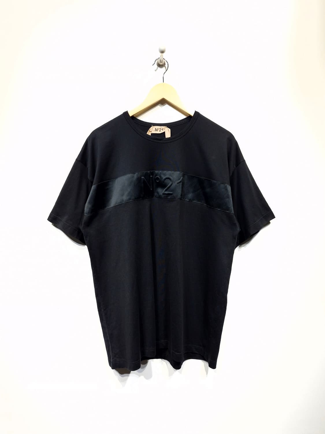 넘버투애니원(N21) 엠보싱 로고 반팔티셔츠 상품이미지1