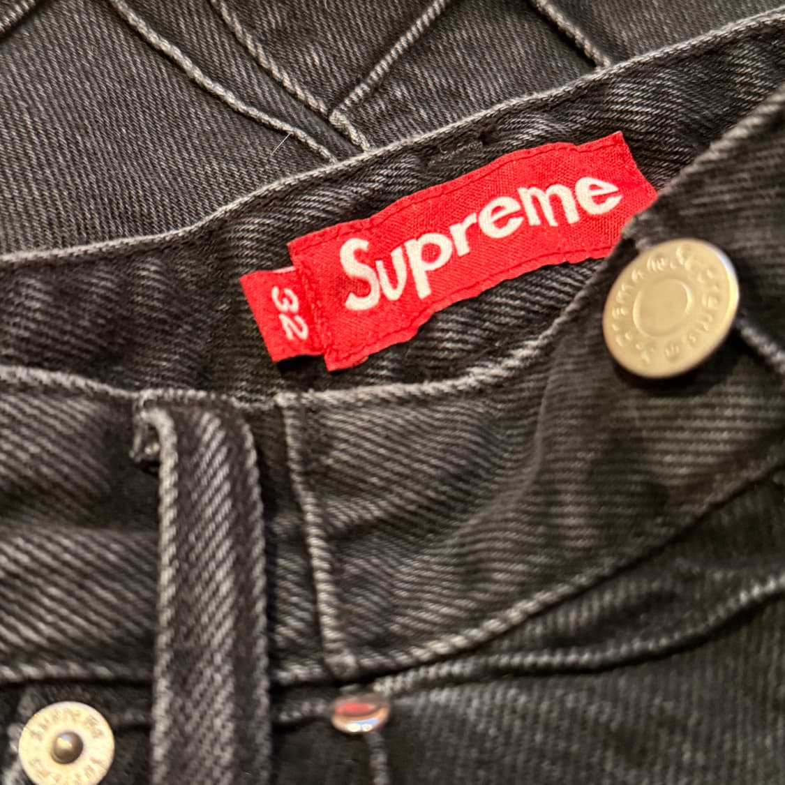 슈프림 스터디드 심 루즈 핏 진 블랙 32 상품이미지4