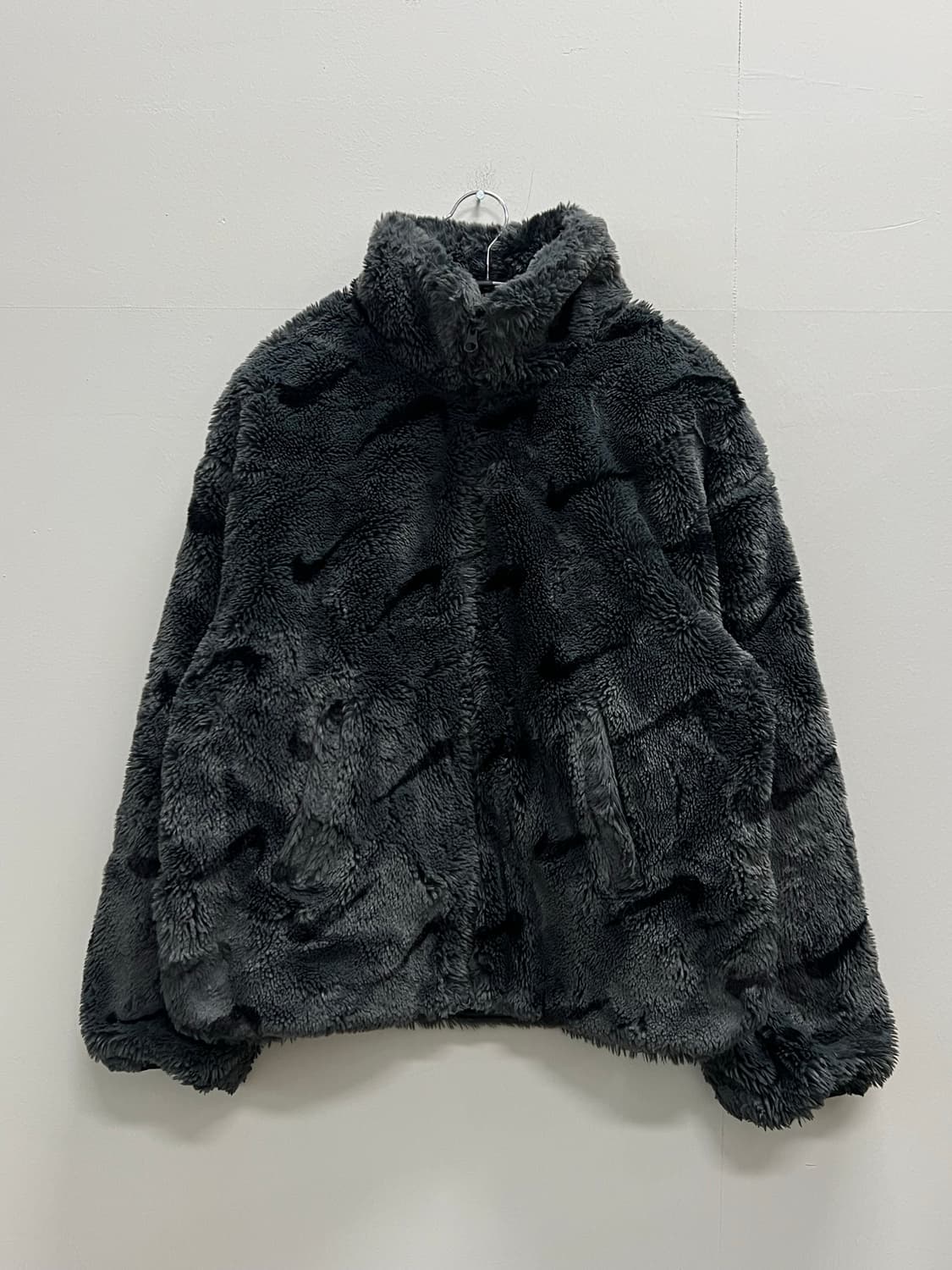 (M) 나이키 우먼스 스우시 프린트 퍼 후리스 자켓 차콜 상품이미지2