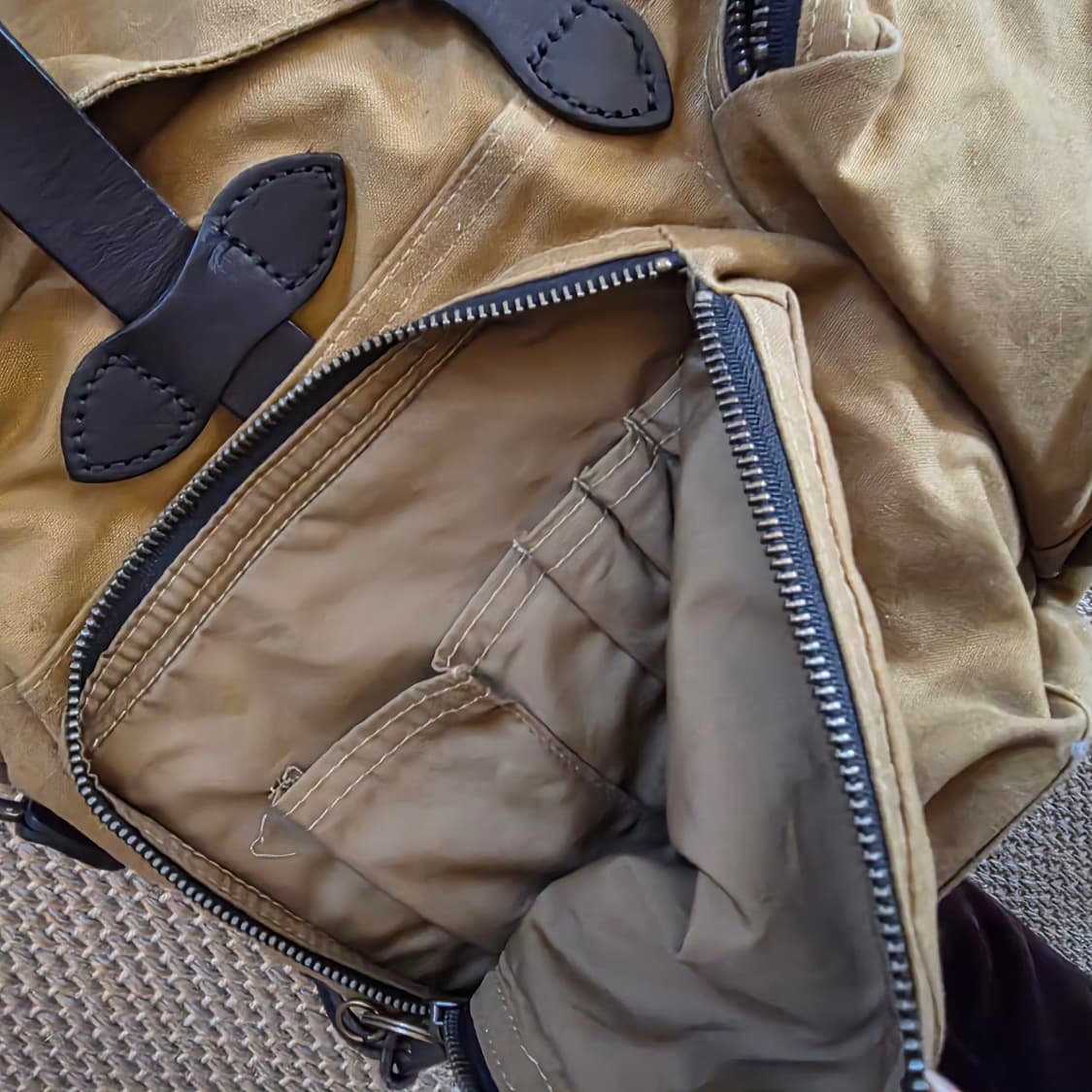 Filson 필슨 경량화 왁스드 코튼 켄버스 필드백 가방 상품이미지7