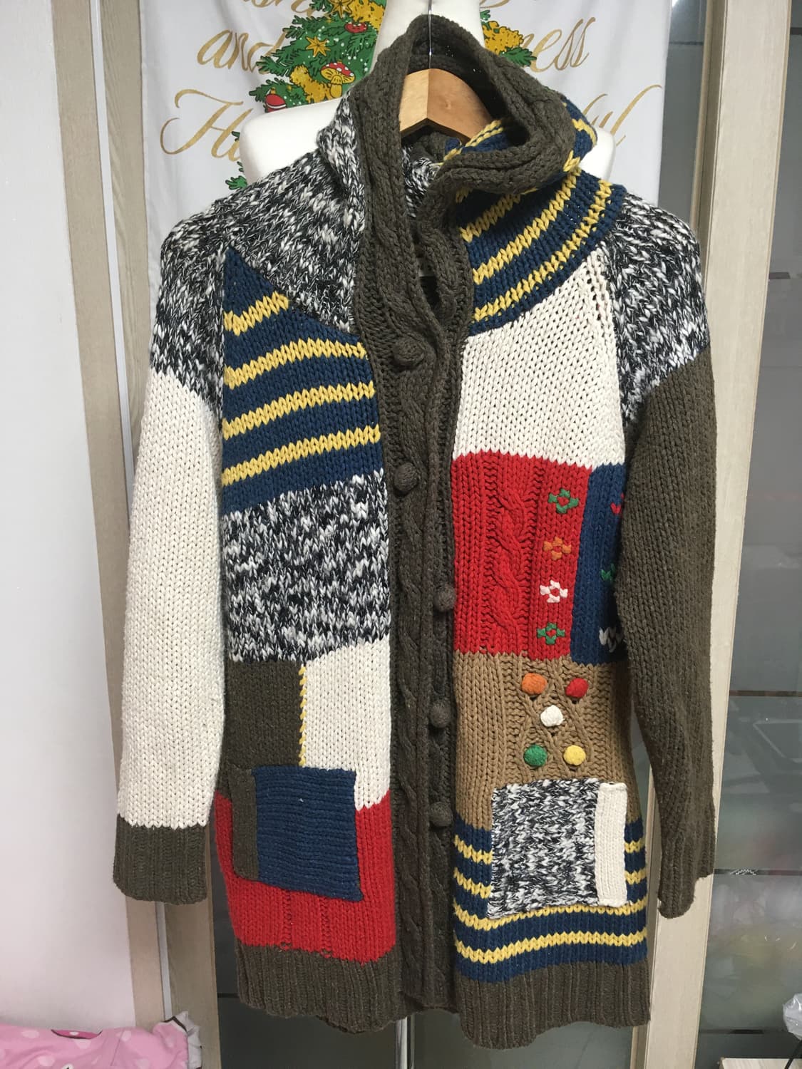 자수 니트 폼폼단추 가디건 상품이미지1