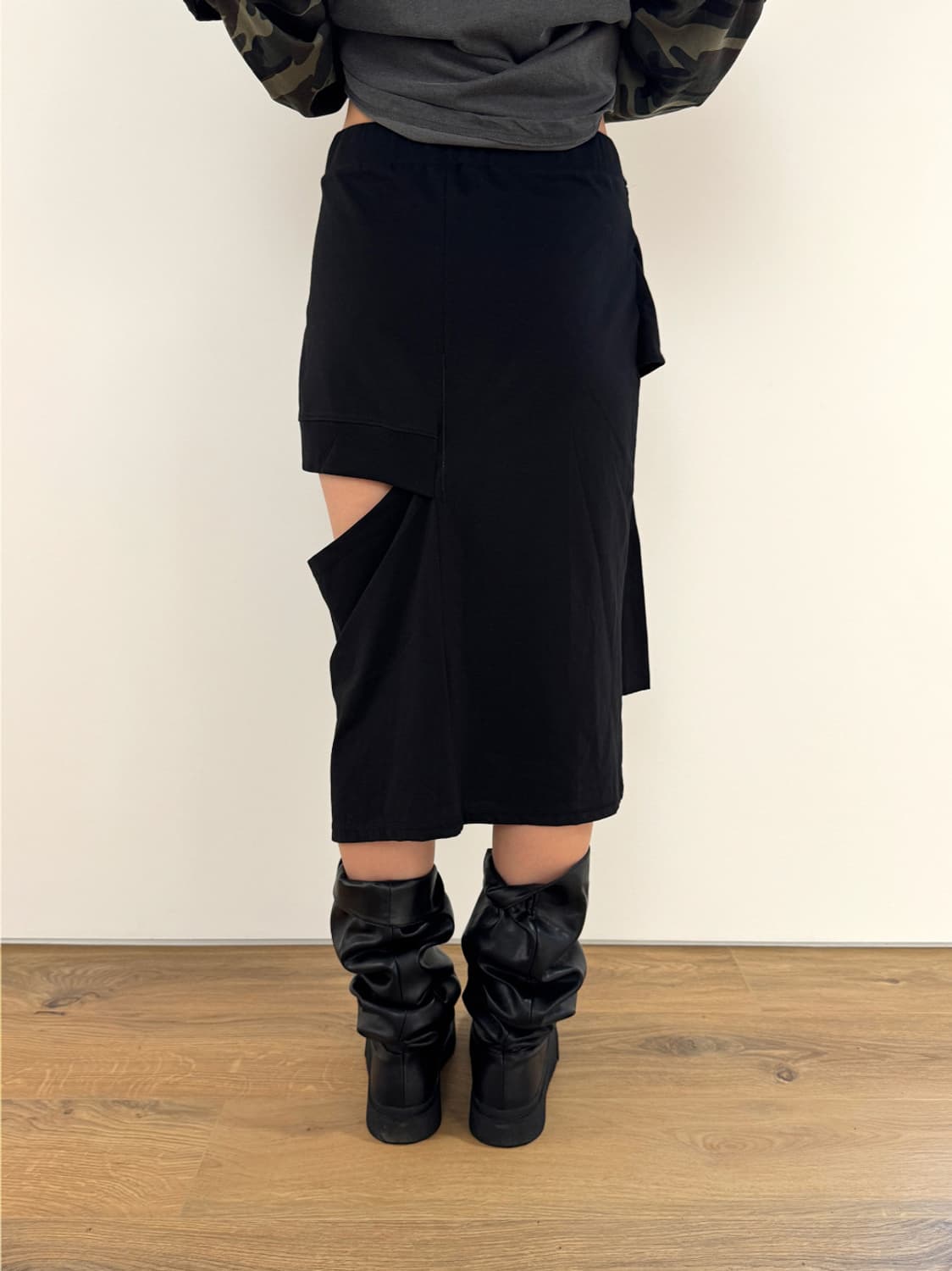 Veining Cut-Out Strap Midi Skirt 상품이미지1
