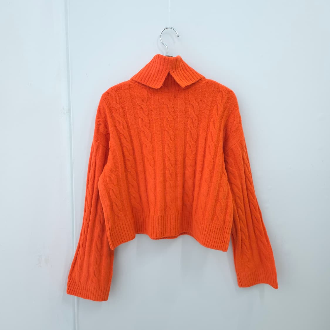 GU 오렌지 크롭 터틀넥 케이블 니트 상품이미지2
