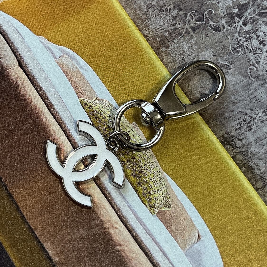 샤넬 클래식 CC 로고 실버 키링 화이트 상품이미지2