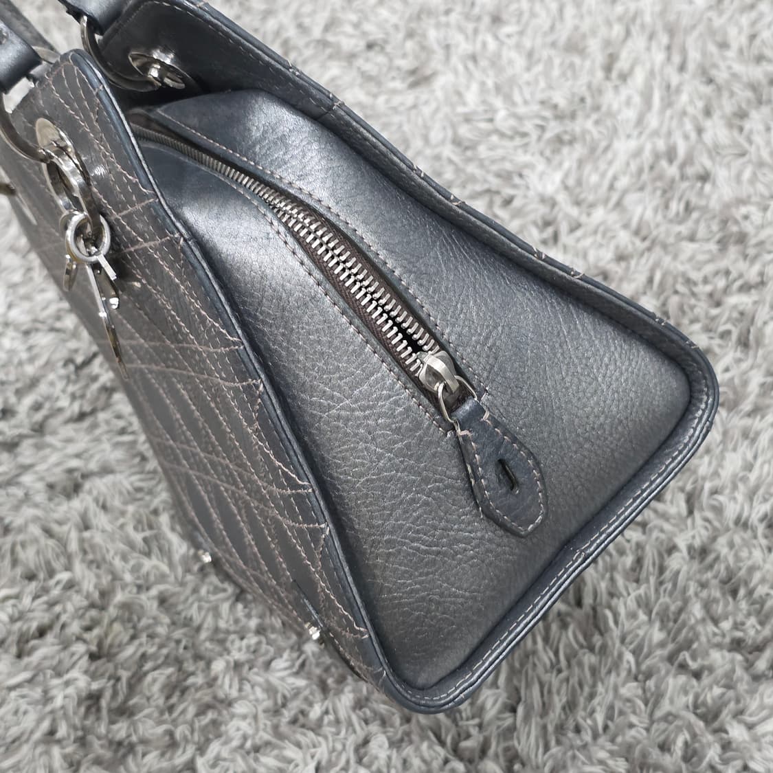 디올 레이디백 까나쥬 메탈릭 미듐 토트백 상품이미지7