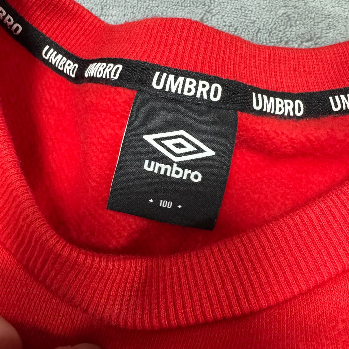 엄브로 레드 그래픽 맨투맨 상품이미지3