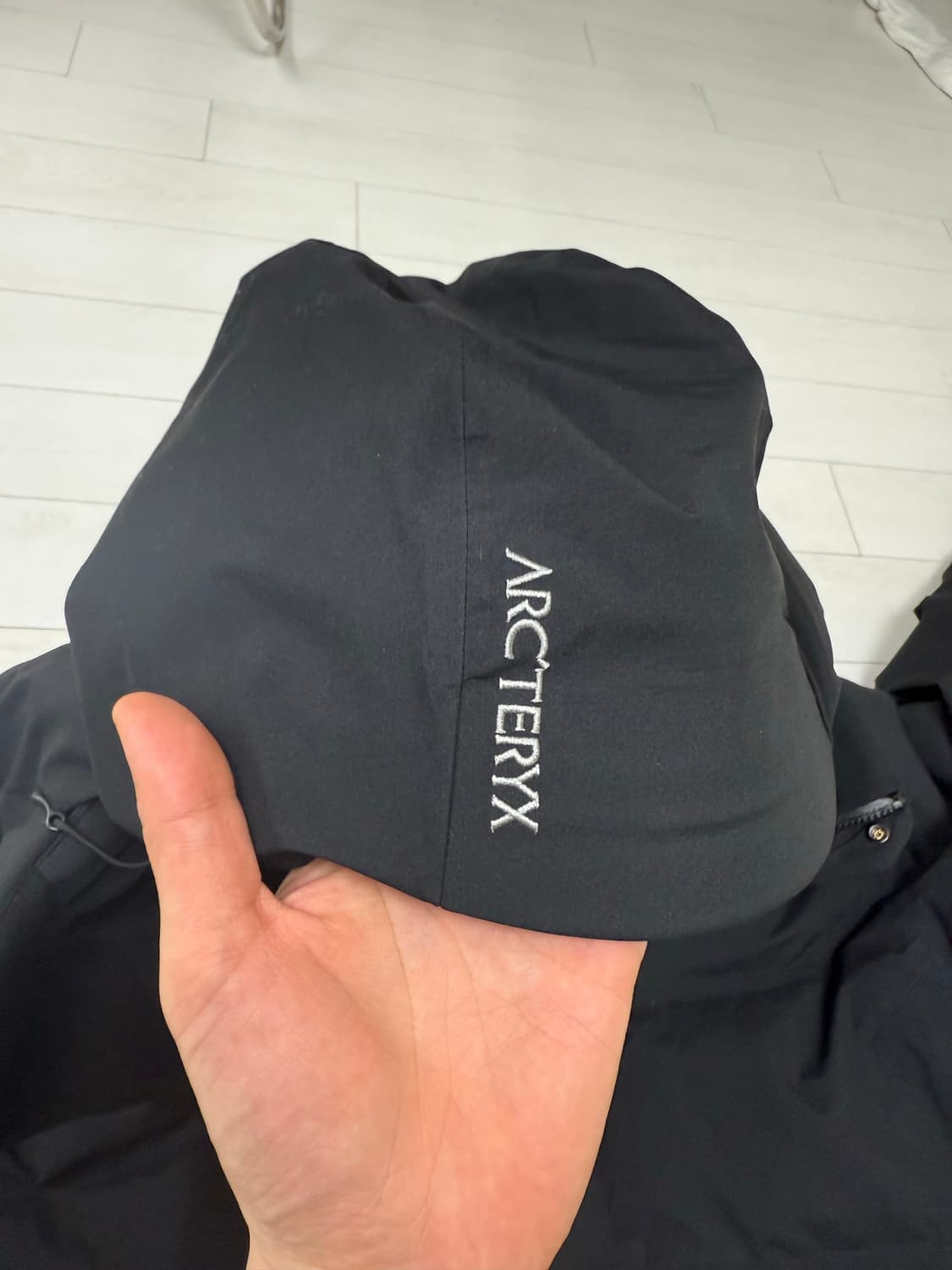 아크테릭스 피슬 sv 다운 XL 사이즈 블랙 색상  텍 다 붙어있고 1번 상품이미지8