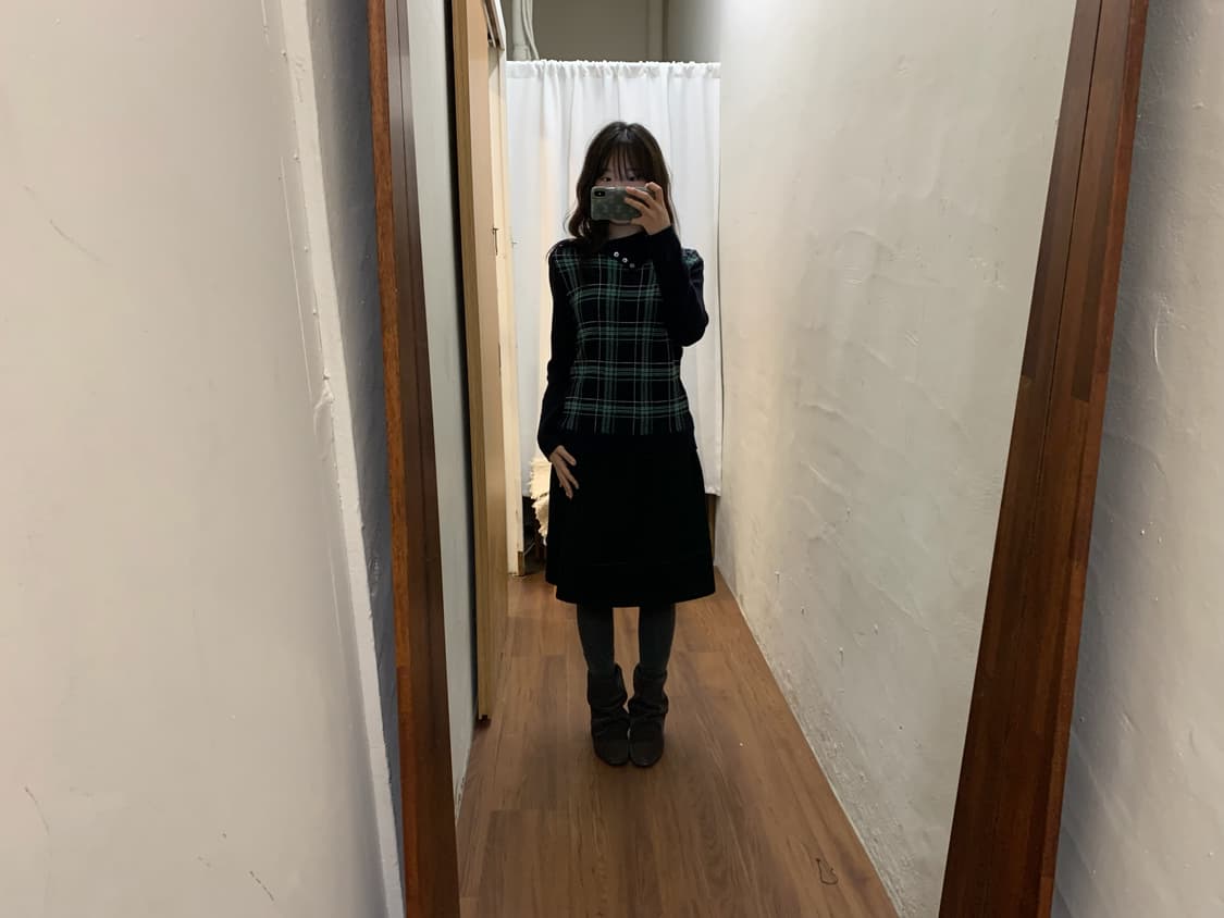 아쿠아스큐텀 하이넥 니트 타탄 체크 패턴 넥 버튼 디테일 네이비 그린 상품이미지8