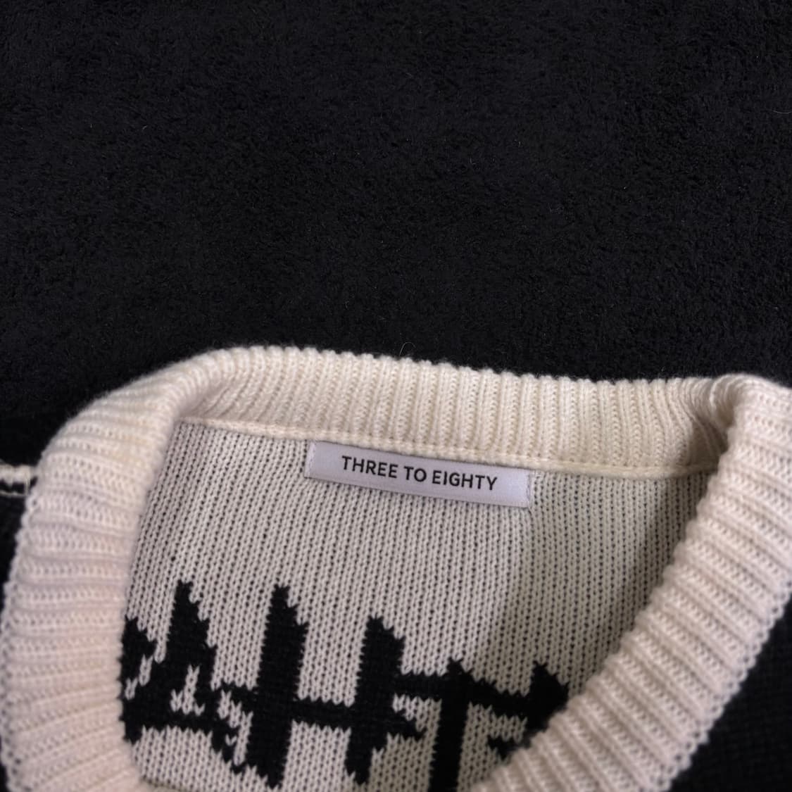 우먼FREE 쓰리투에이티 블랙 스티치 레터링 니트 상품이미지4