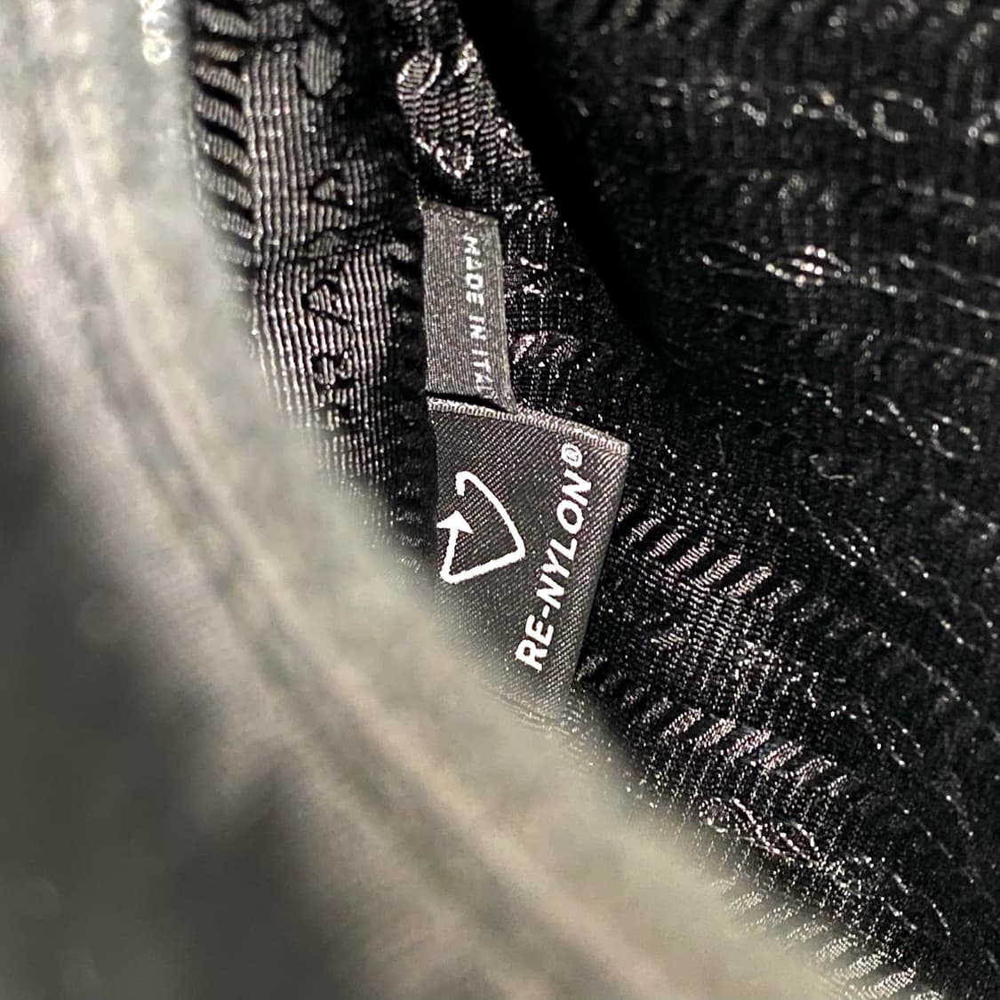 프라다 리에디션 2000 리나일론 테수토 숄더백 블랙 1NE515 상품이미지9