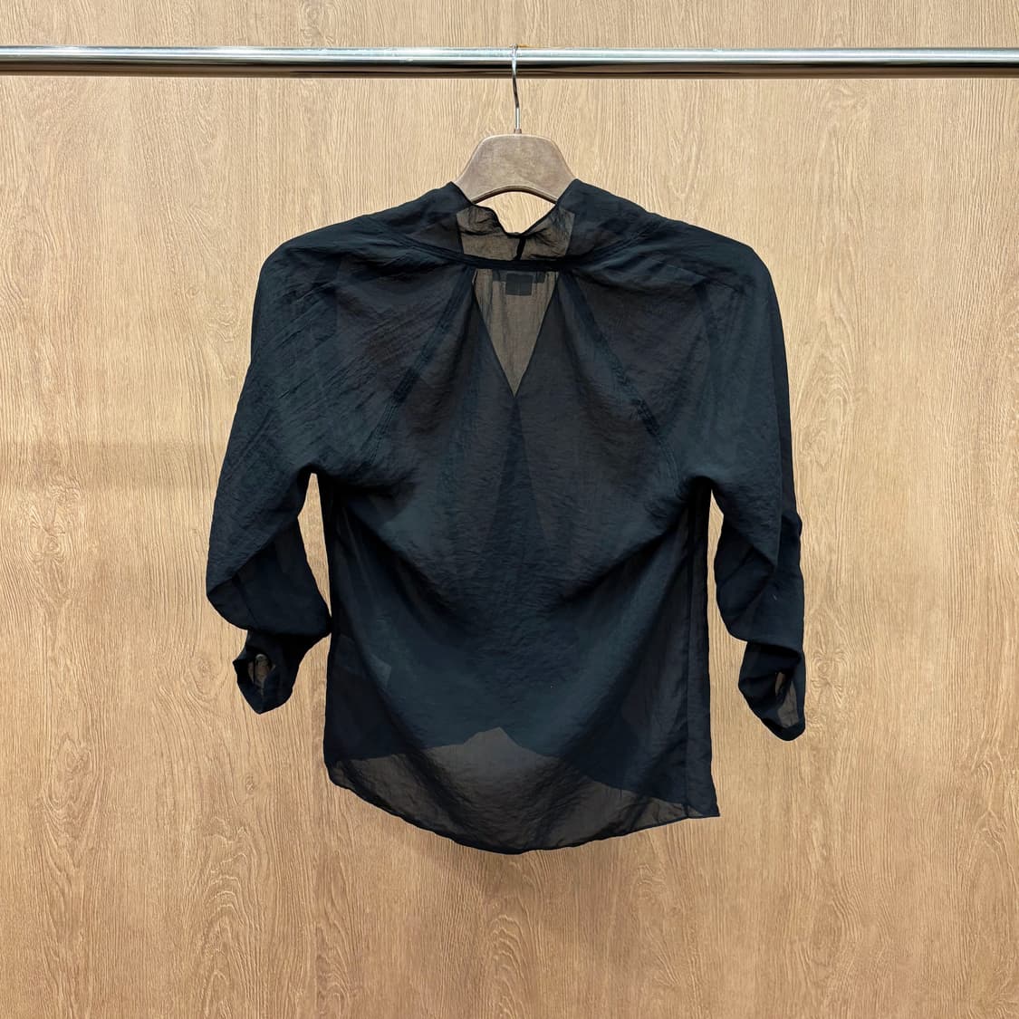  헬무트랭 시스루 블라우스 브이넥 밑단 셔링 소매 버튼 디테일 블랙 상품이미지3