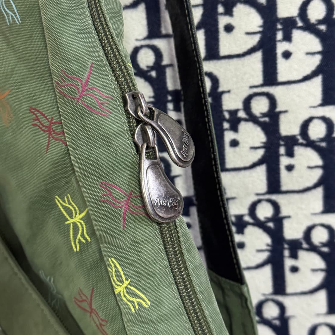 아메리백 잠자리 패턴 슬링백 올리브 그린 상품이미지3