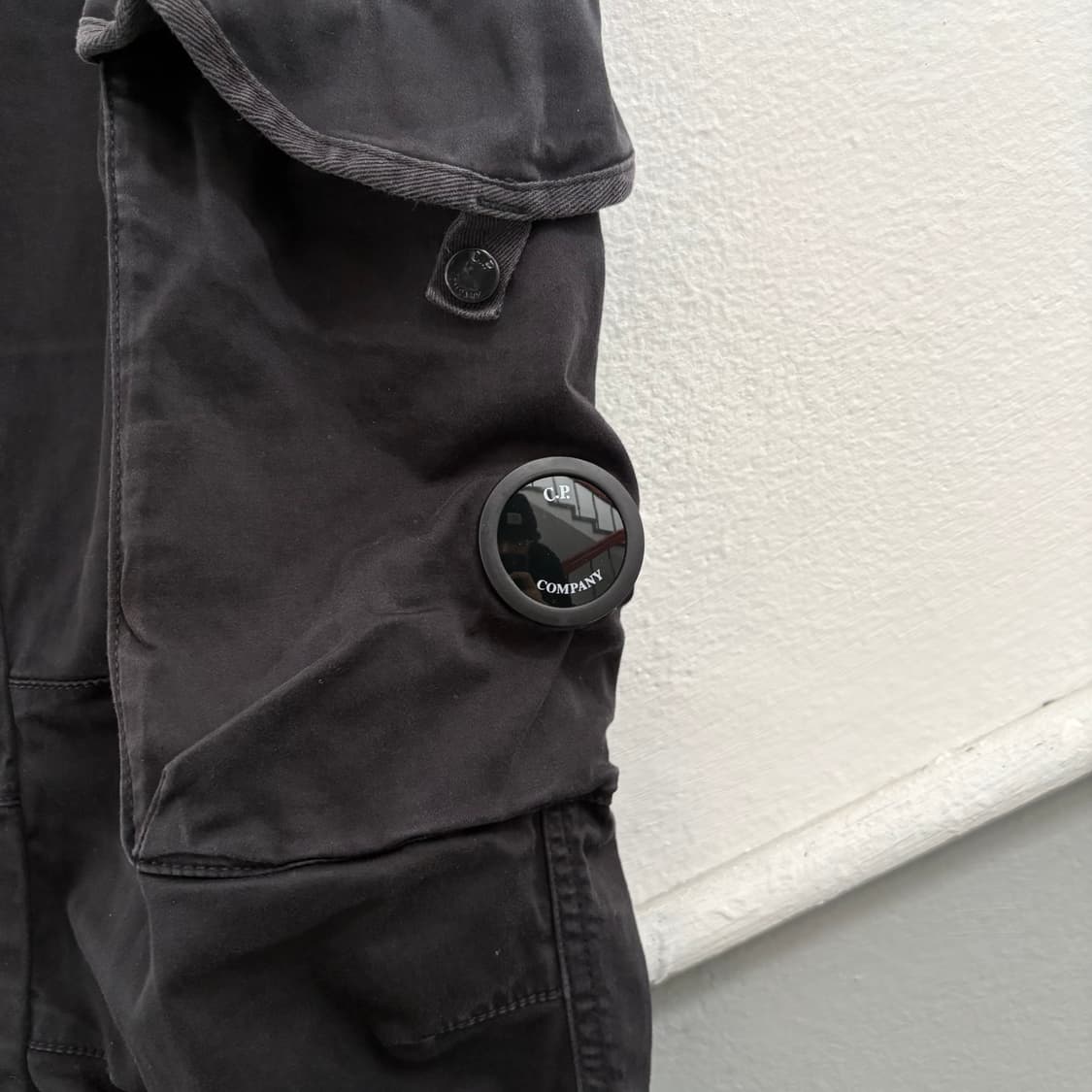 씨피컴퍼니 페이딩 블랙 렌즈 카고 팬츠 상품이미지5