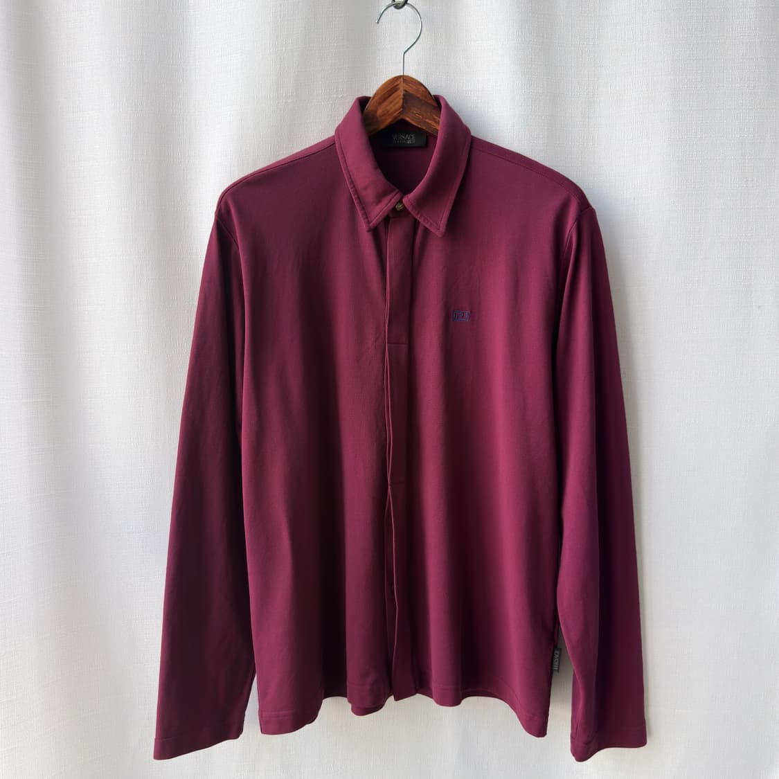 베르사체 클래식 V2 로고 자수 금장 버튼 셔츠 버건디 상품이미지1