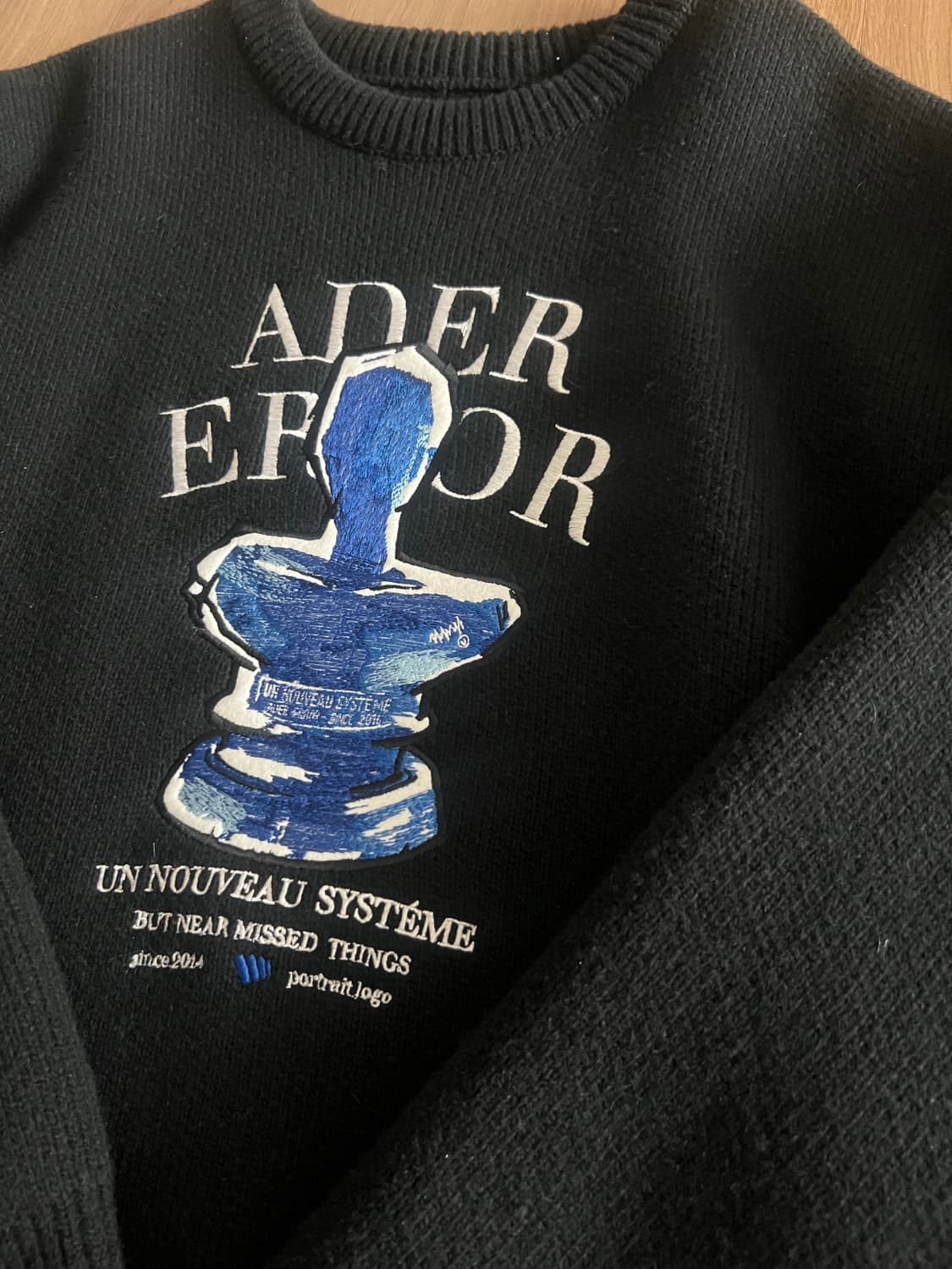 아더에러 포트레이트 트로피 니트블랙A1 상품이미지2