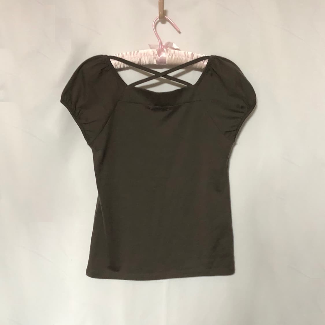 크로스 스트랩 퍼프 슬리브 티셔츠 카키 상품이미지9