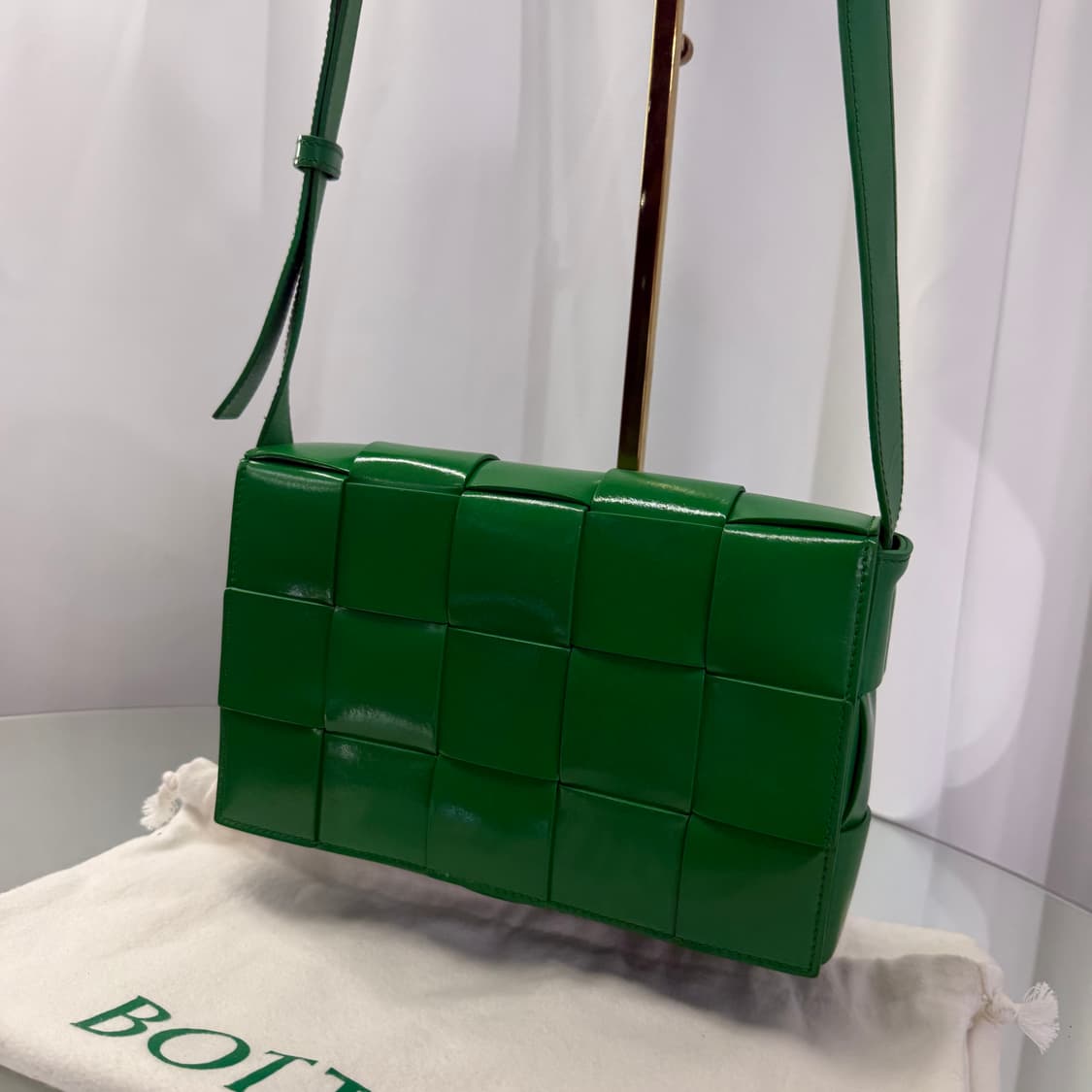 보테가베네타 인트레치아토 유광 카세트백 그린 상품이미지3