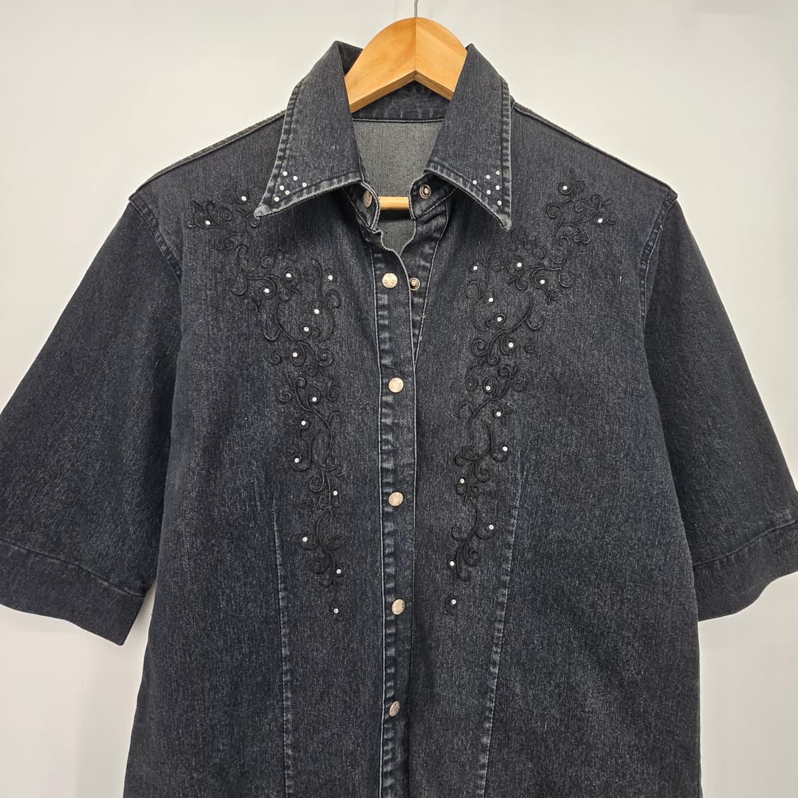 일본 빈티지 블랙 데님 스톤 장식 꽃 자수 반팔 남방 상품이미지3