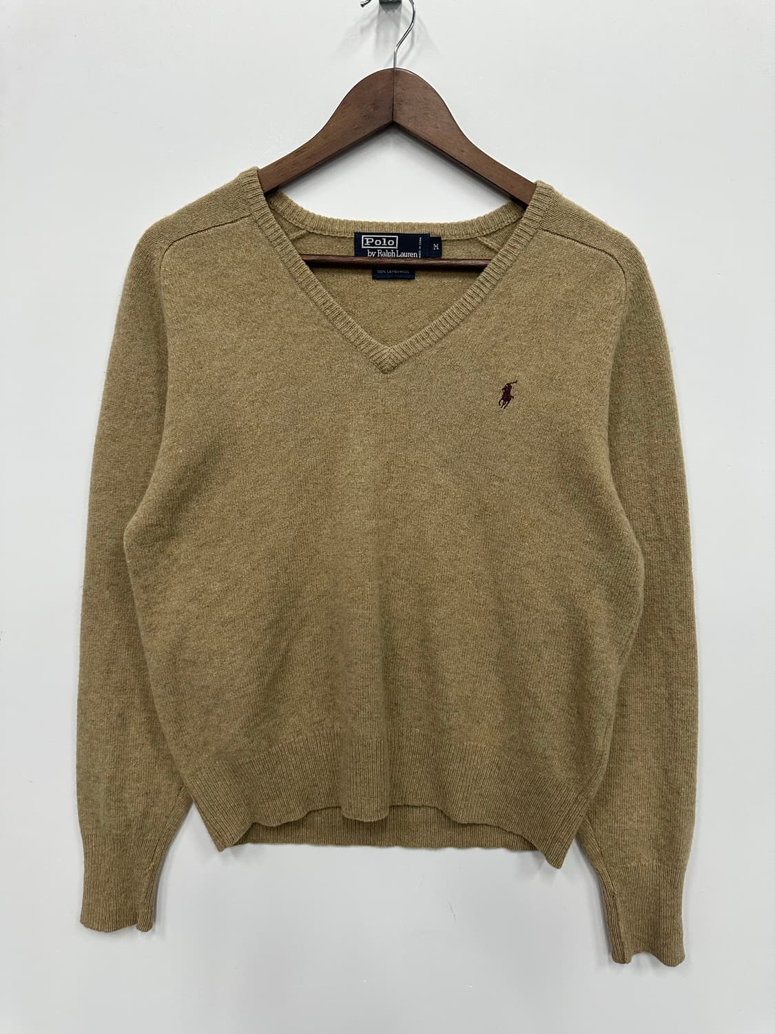 폴로 베이지 브이넥 니트  상품이미지1