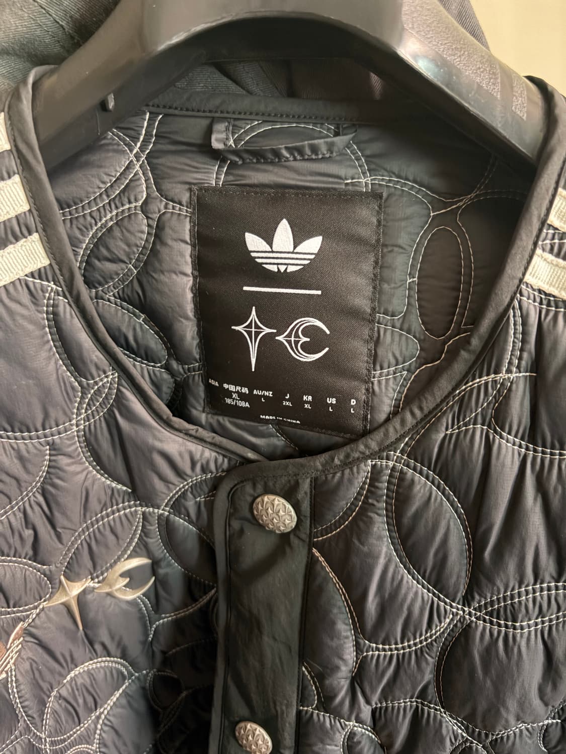 떠그클럽 아디다스 패디드 자켓 상품이미지3