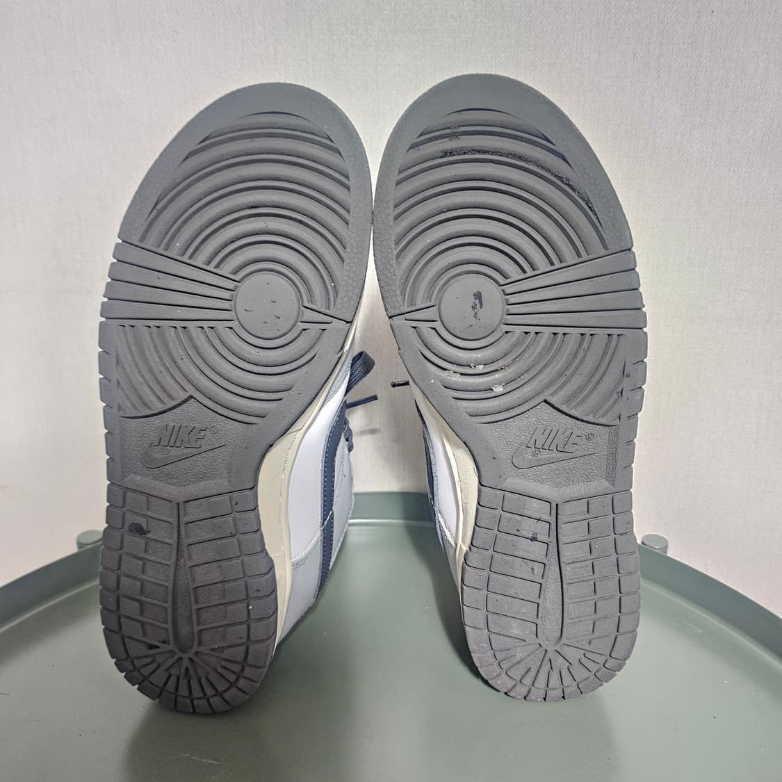 255나이키 덩크 로우 회색/흰색 운동화 상품이미지4