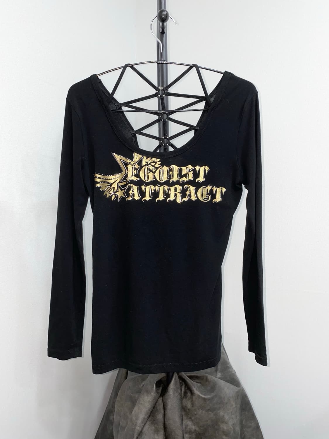 Gold Graphic Back-Strap Long Sleeve 상품이미지1