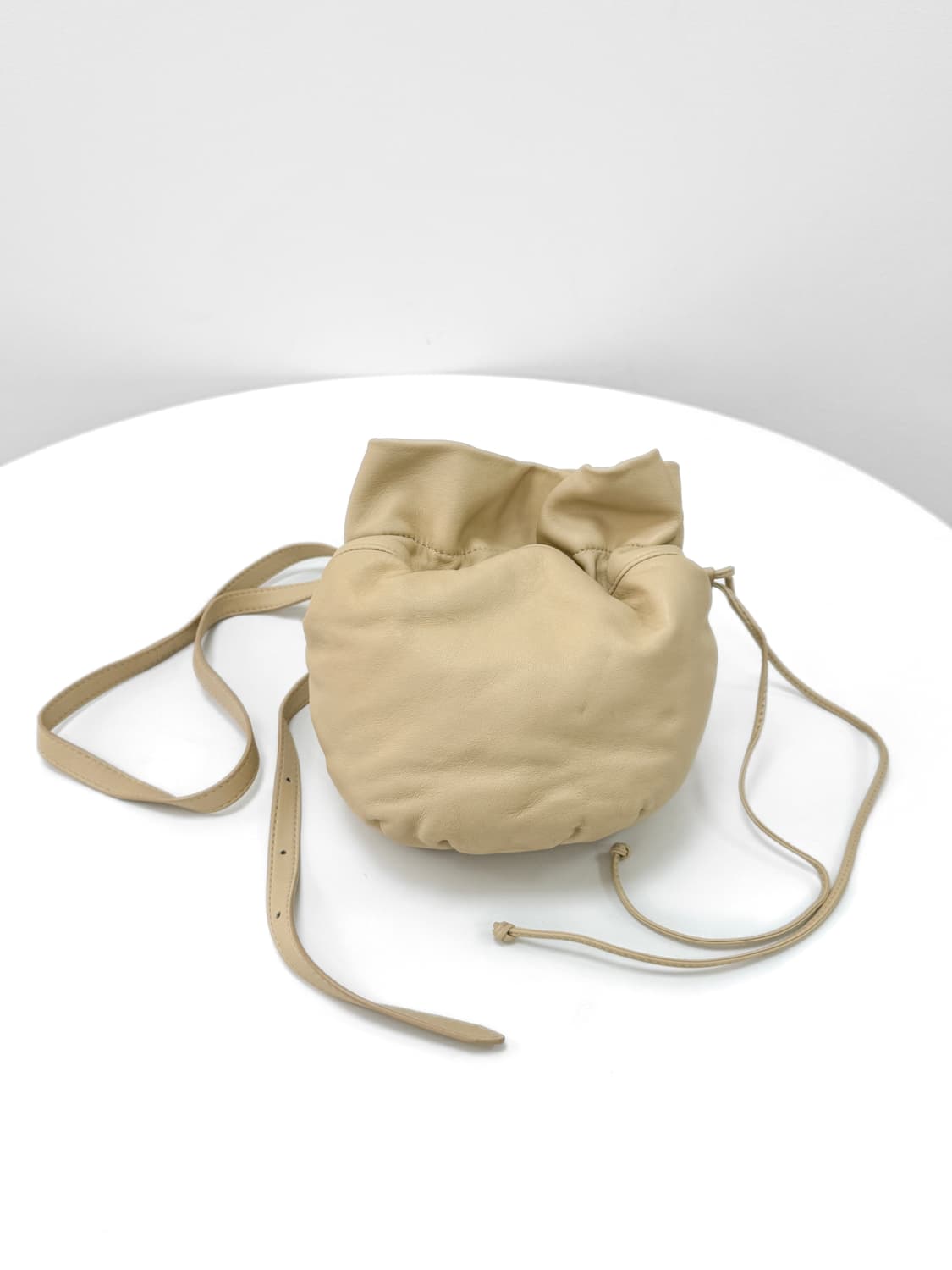 르메르 램스킨 글러브 버킷 펄스백 상품이미지3