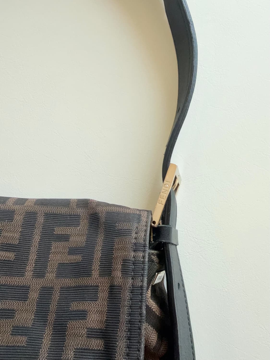 펜디 주카 바게트백 라지 상품이미지4