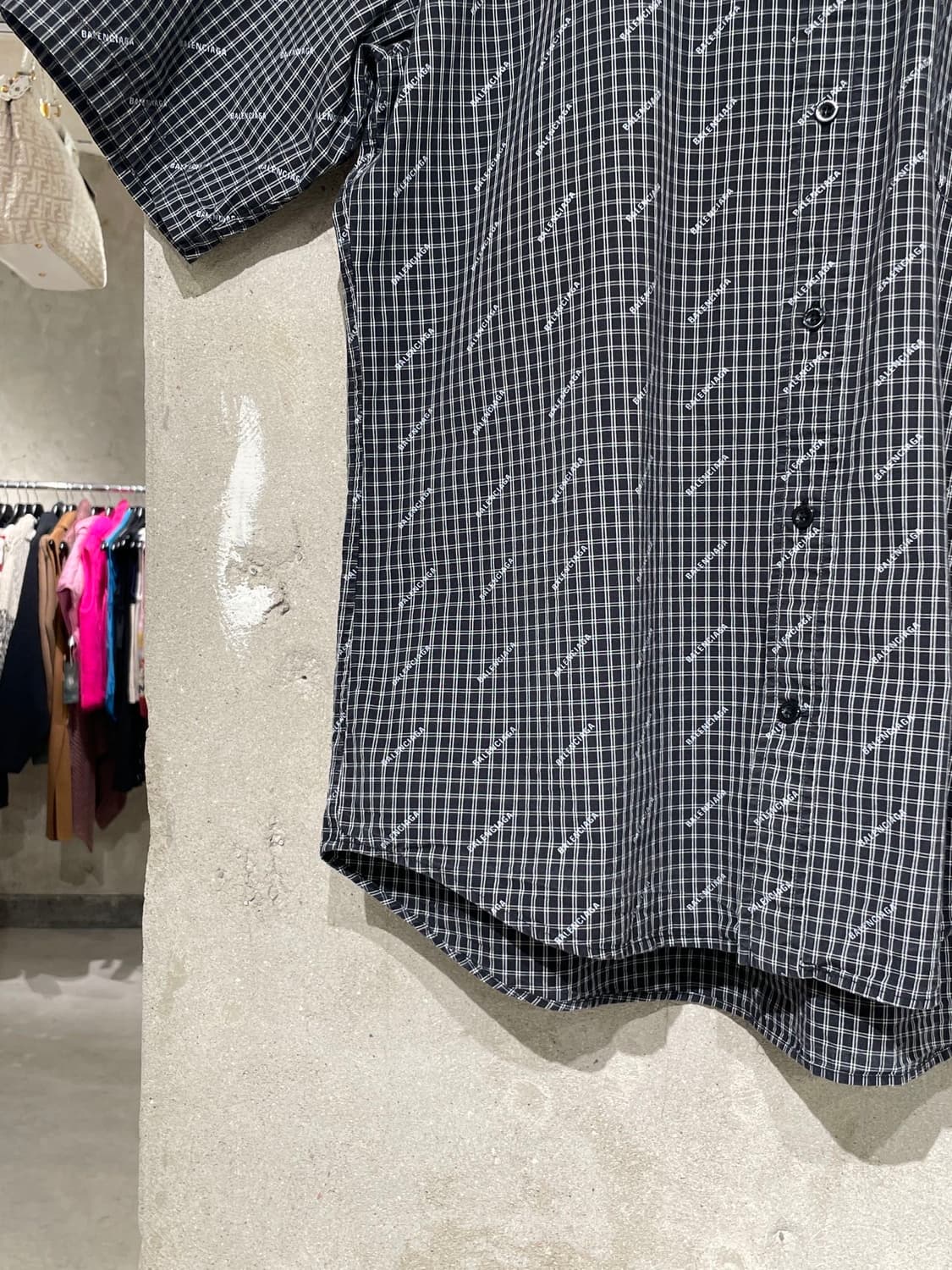 발렌시아가 블랙 로고 싱글 포켓 체크 하프 셔츠 상품이미지4