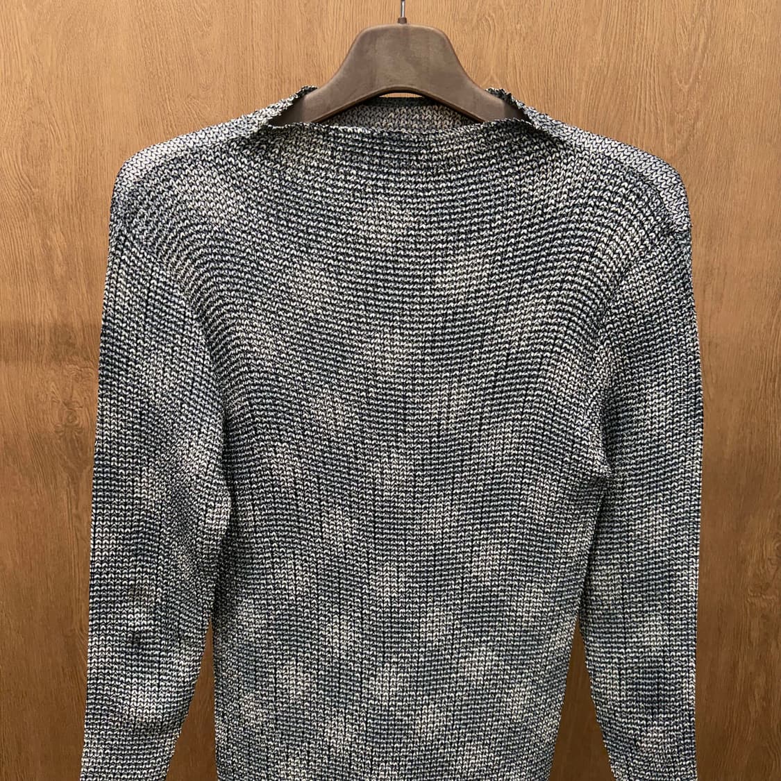 JPN 슬림핏 긴팔 니트 탑 세로 플리츠 텍스처 디테일 블랙 차콜 그레이 상품이미지4