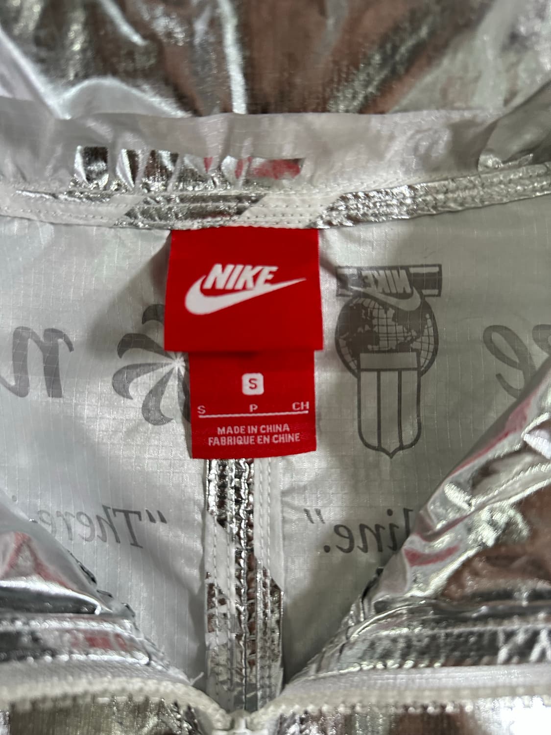 NIKE 올오버 메탈릭 그래픽 아노락 상품이미지4