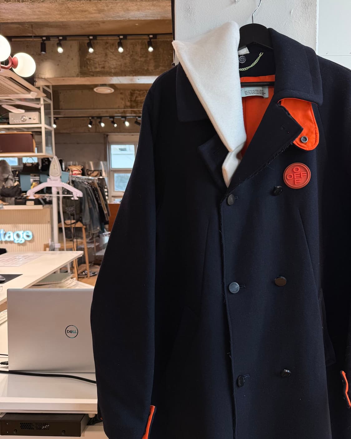 오프화이트 네이비 더블 패브릭 OMEA 제티드 포켓 센터 벤트 코트 상품이미지4