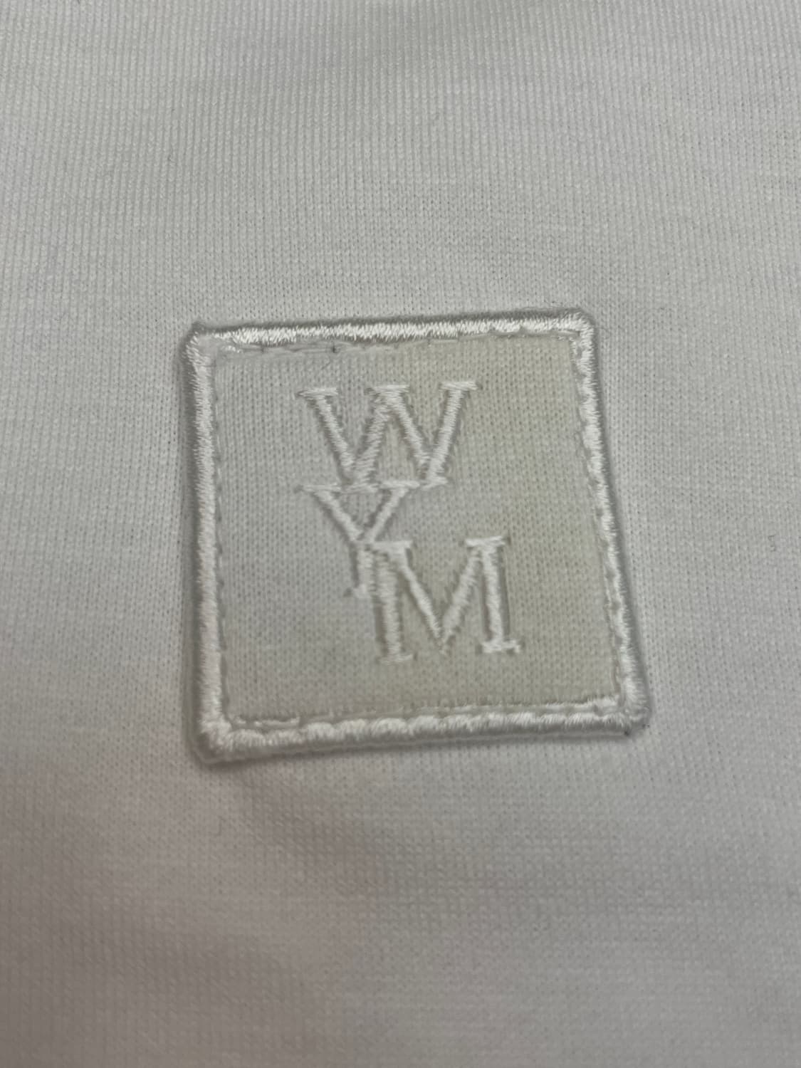 우영미 백로고 23SS 깃털 프린트 반팔티셔츠 화이트 상품이미지4