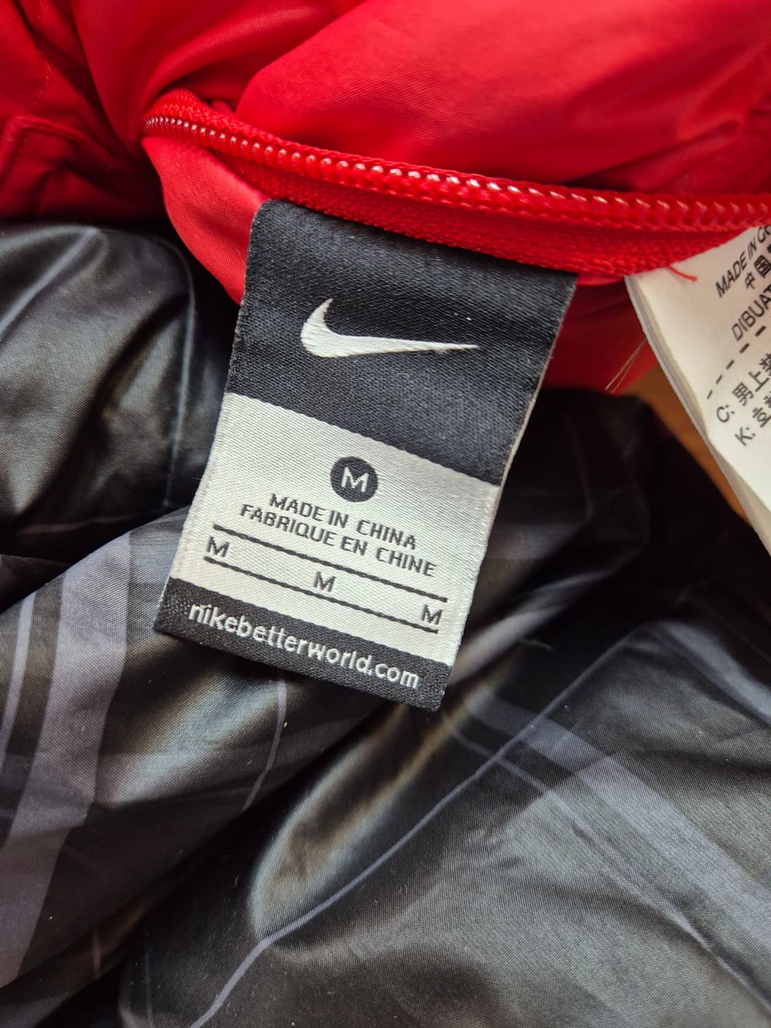 나이키 양면 패딩 M사이즈 판매합니다. 한쪽 면은 강렬한 빨간색이고 다른 상품이미지5