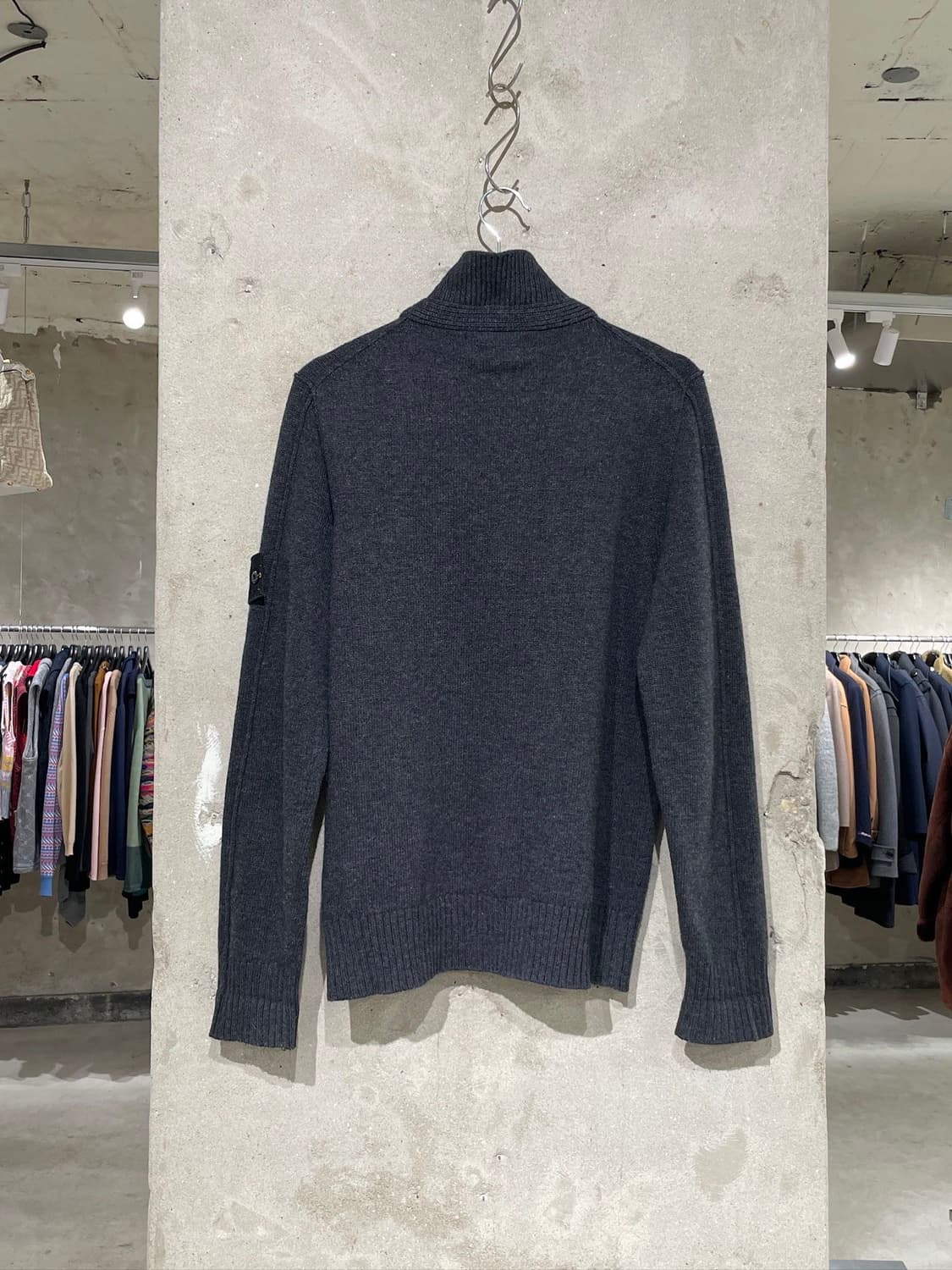 스톤 아일랜드 차콜 하프 버튼 와펜 폴라 스웨터 상품이미지6