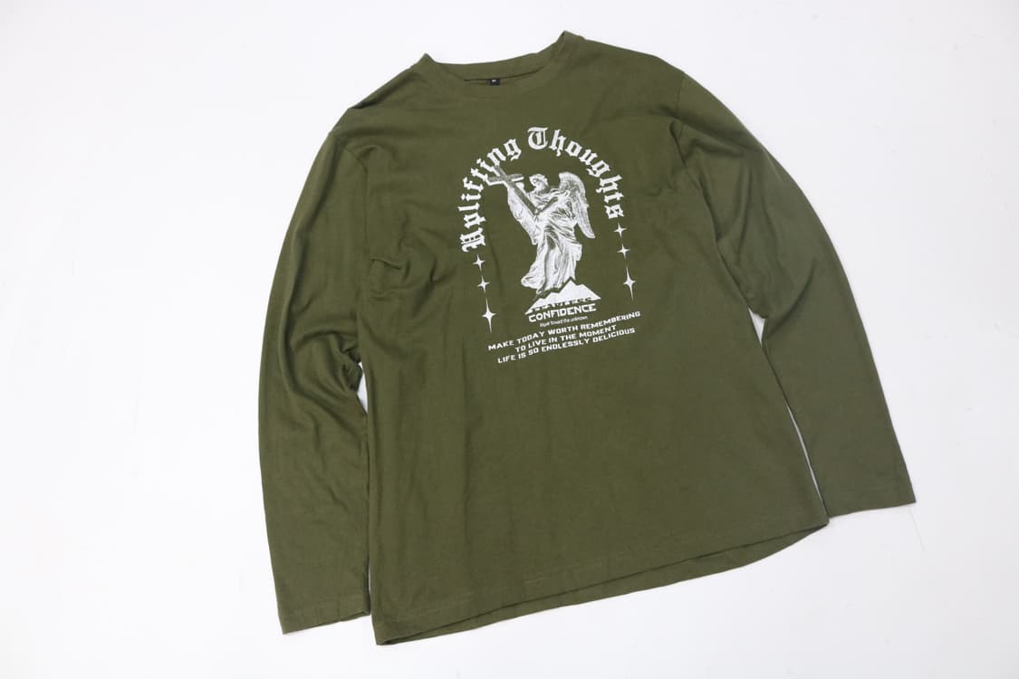 Uplifting Thoughts 엔젤 그래픽 카키 롱슬리브 티셔츠 상품이미지2